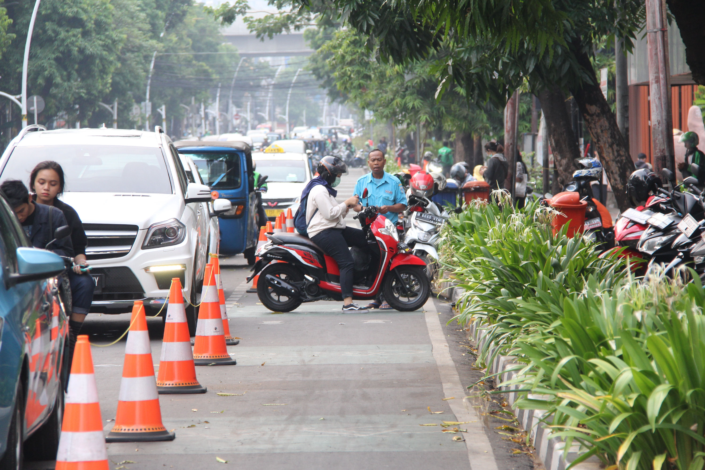 Kendaraan terparkir di jalur sepeda di kawasan Blok M, Jakarta Selatan, Senin (25/11).