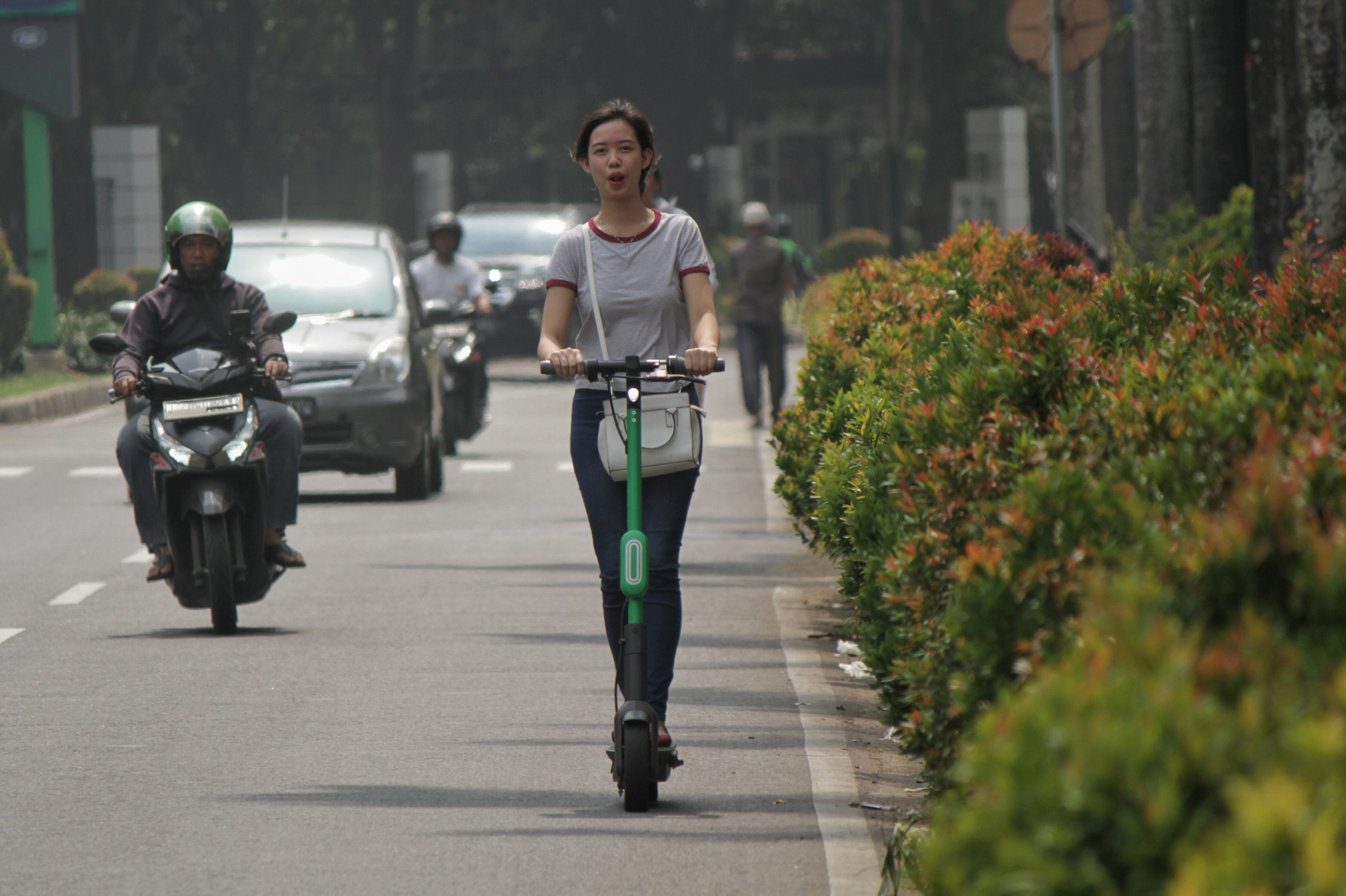 Sejumlah warga menggunakan skuter listrik Grab Wheels di Kawasan FX Sudirman, Jakarta Pusat, Rabu (13/11/2019)