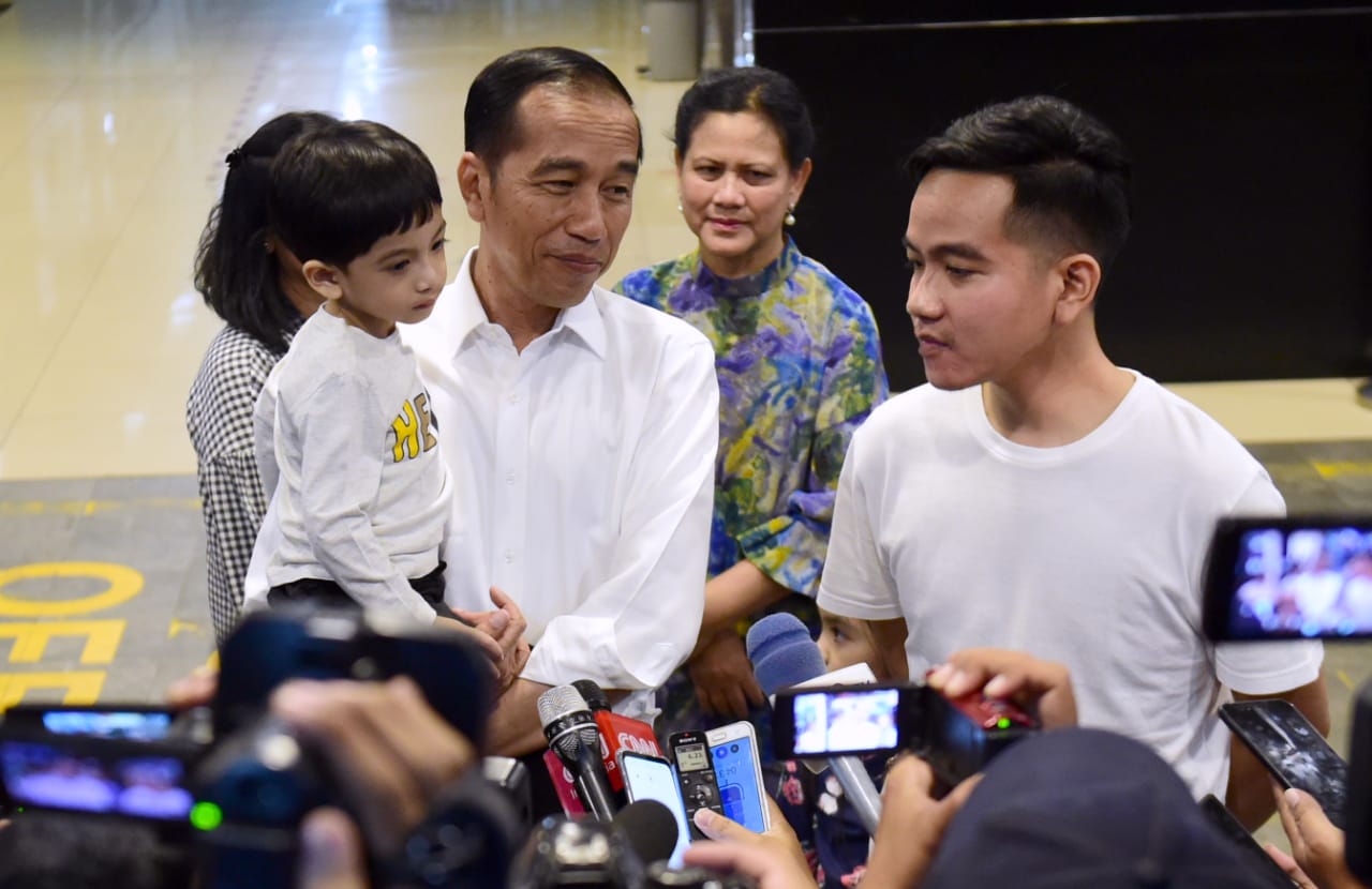 Presiden Joko Widodo yang sedang menggendong Jan Ethes saat menjenguk cucu ketiganya di RS PKU Muhammadiyah Solo.