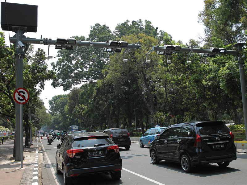 Kendaraan bermotor melintasi gerbang jalan berbayar atau Elektronic Road Pricing (ERP) di kawasan Jalan Merdeka Barat, Jakarta.