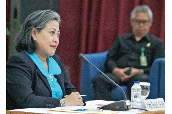 Calon hakim agung Artha Theresia Silalahi (kiri) menjalani seleksi wawancara terbuka di auditorium Komisi Yudisial, Jakarta, kemarin.