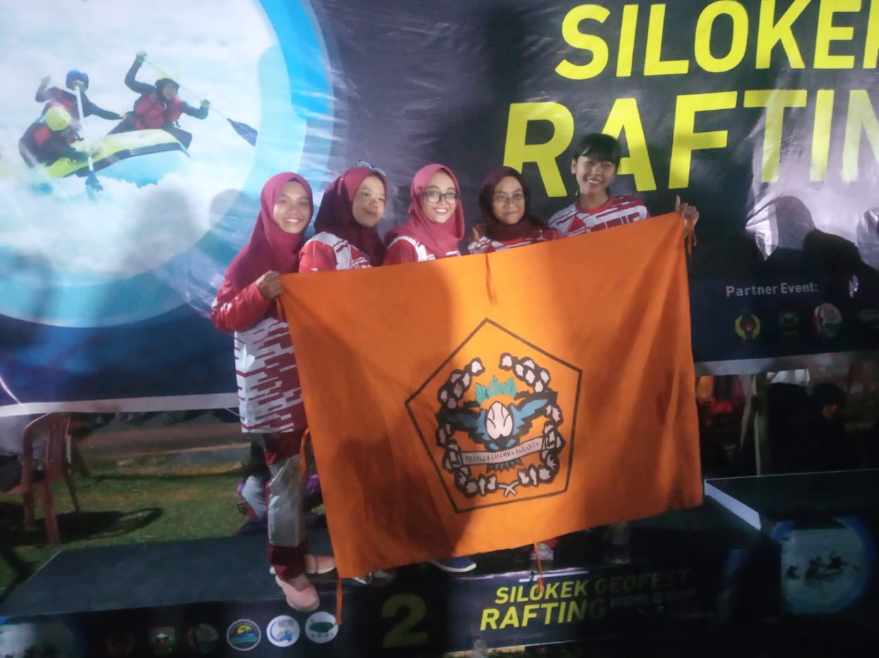 Mahasiswa Uhamka yang mengikuti ajang Open Women Silokek Geofest Rafting World Cup 2019 di Sijunjung, Sumatera Barat.
