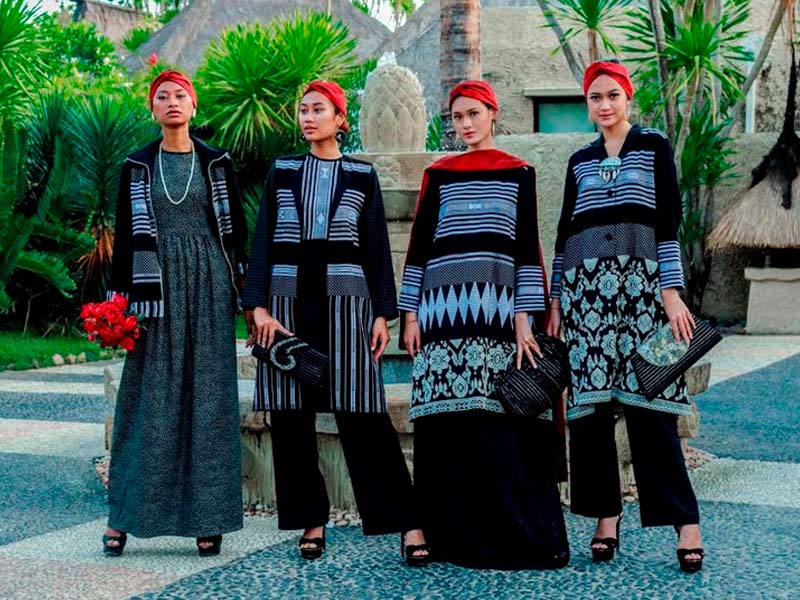 Koleksi desainer Linda Hamidy Grander yang menggunakan tenun khas NTB.