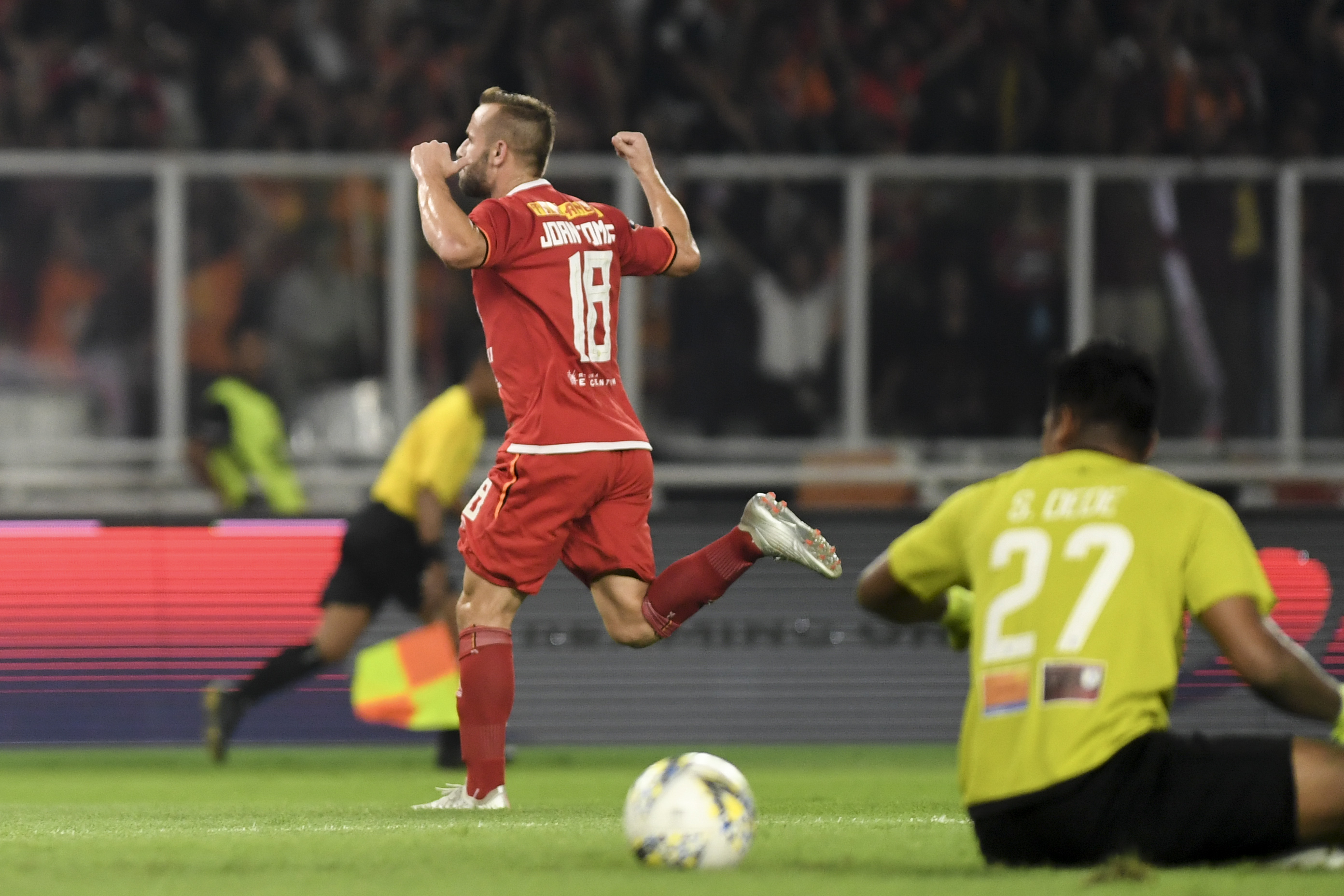 Pemain Persija Joan Tomas Campasol merayakan golnya ke gawang Persipura