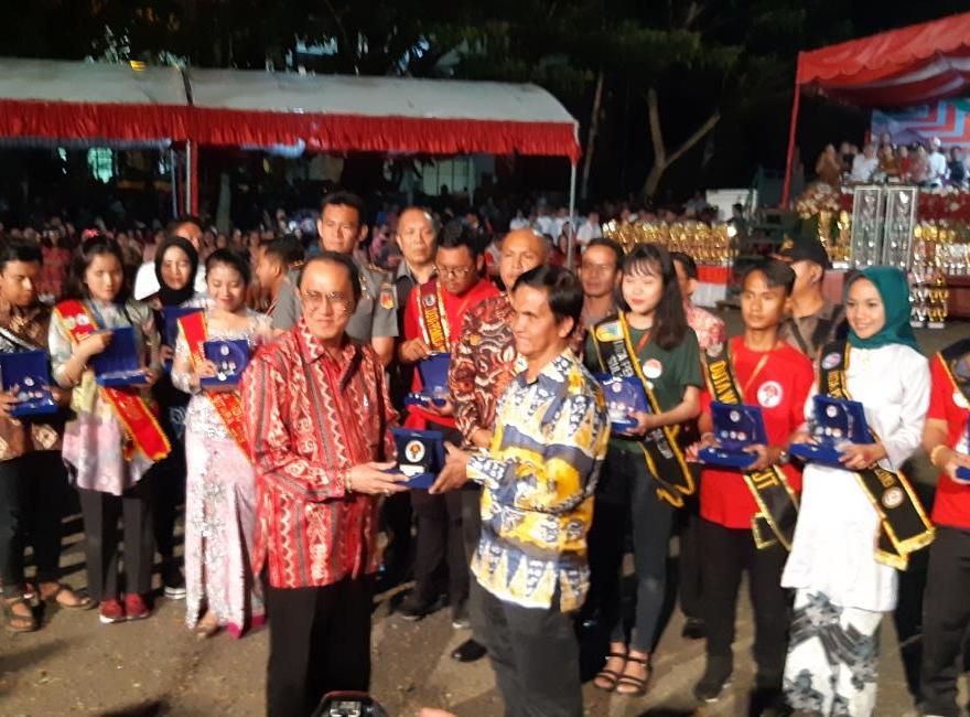 Asisten Deputi Bidang Peningkatan Wawasan Pemuda Kemenpora, Arifin Madjid, menutup secara resmi Jambore Pemuda Indonesia 2019.