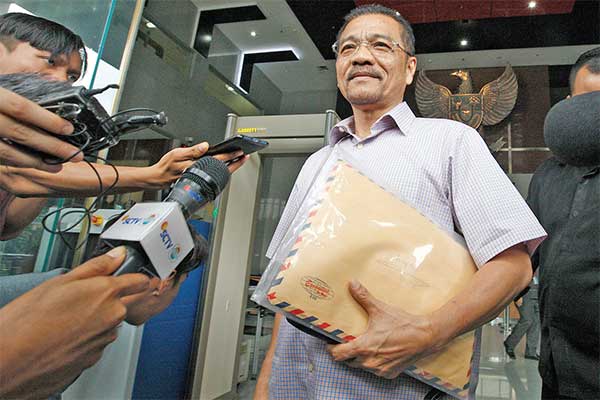 Mantan Menteri Dalam Negeri Gamawan Fauzi berjalan keluar seusai menjalani pemeriksaan sebagai saksi di Gedung KPK, Jakarta, kemarin