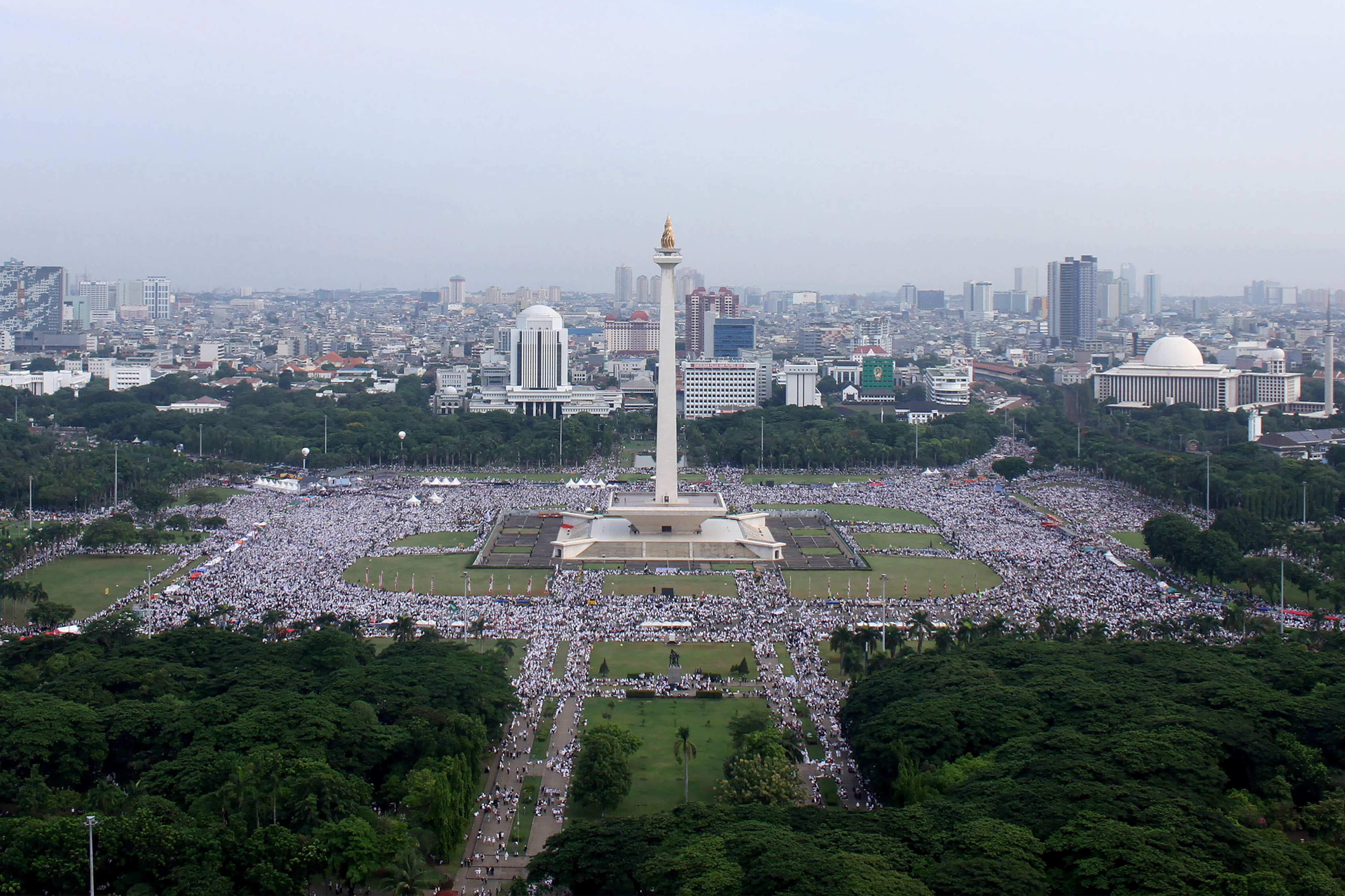 Umat muslim mengikuti aksi reuni 212 di Monas pada 2018