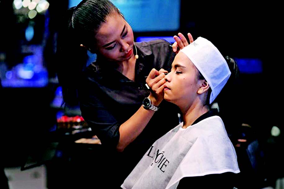 Parisian look harus didukung dengan seri makeup yang juga memiliki produk-produk perawatan, seperti serum.