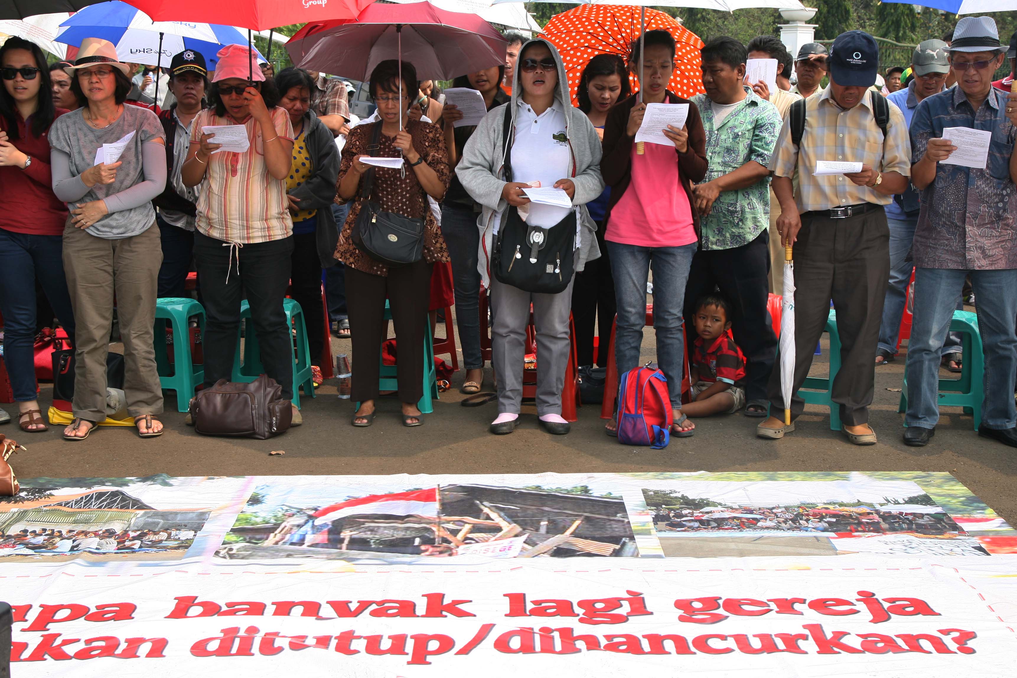 Ilustrasi--Puluhan jamat Gereja GKI Yasmin dan HKBP Filadelfia melakukan ibadah kembali di depan Istana Merdeka, Jakarta.