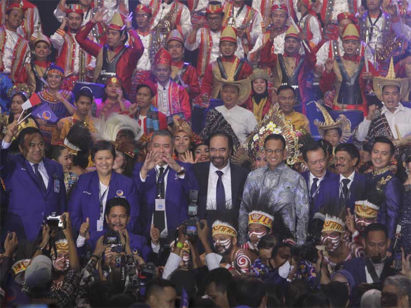 Ketua umum Partai NasDem Surya Paloh (tengah) berfoto bersama dengan Gubernur DKI Jakarta Anies Baswedan.