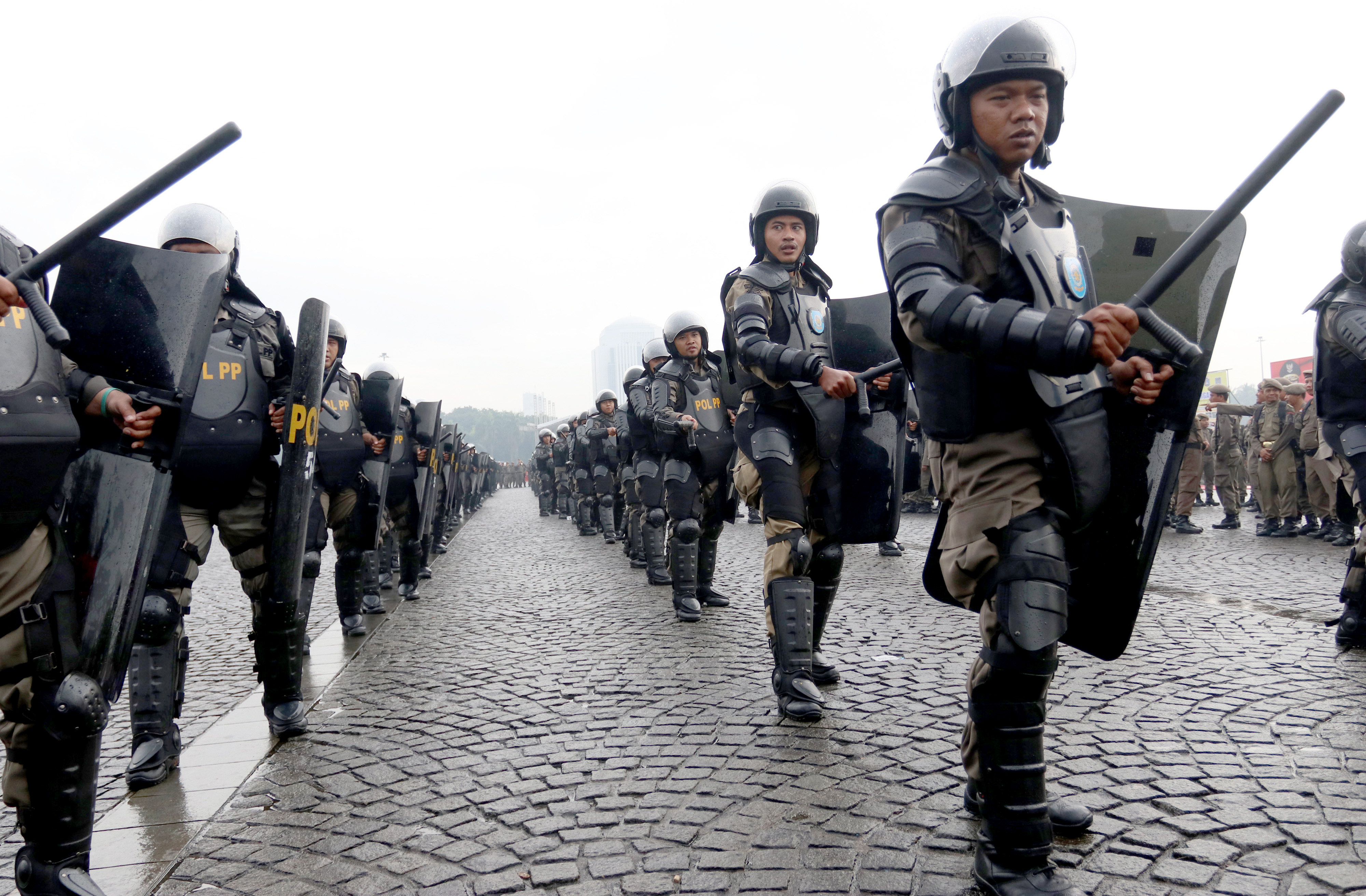 Personil Satpol PP DKI Jakarta dalam apel di Monumen Nasional