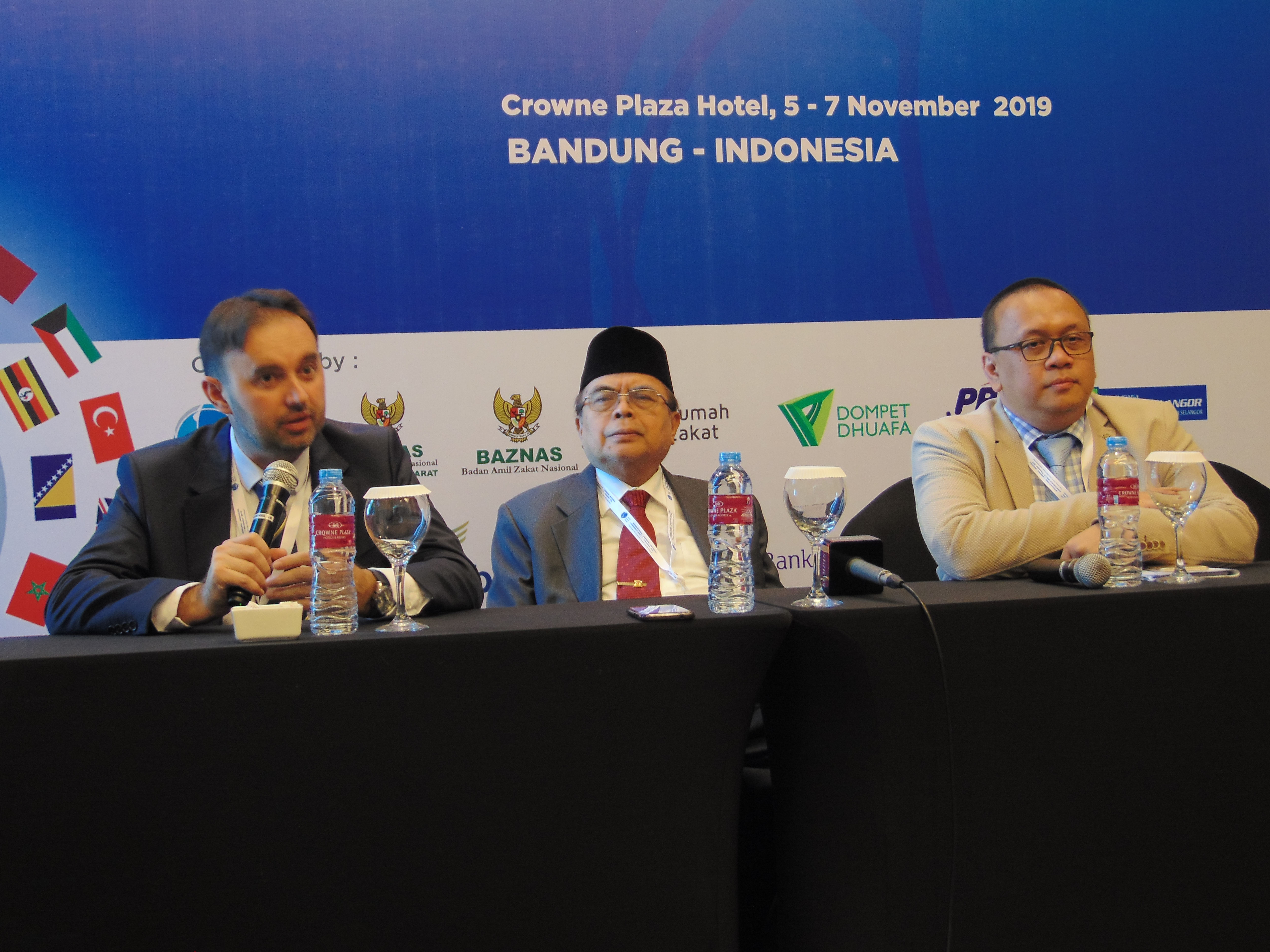 Sekretaris Jenderal World Zakat Forum (WZF) Bambang Soedibyo (tengah) mengatakan zakat bisa membantu meningkatkan perekonomian. 