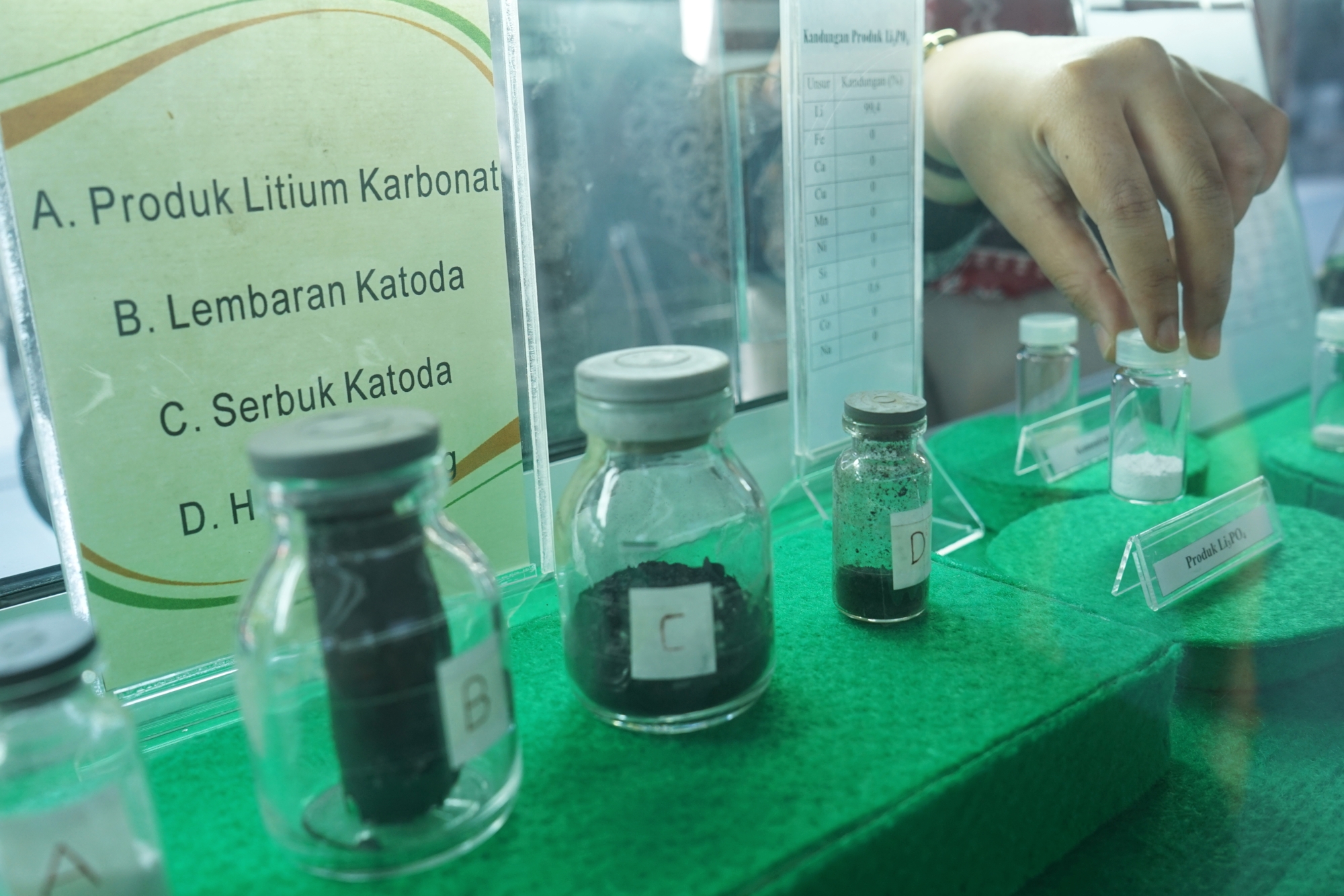  Mahasiswa menunjukan lithium baterai hasil daur ulang saat pameran Pusat Daur Ulang Baterai Litium Bekas  