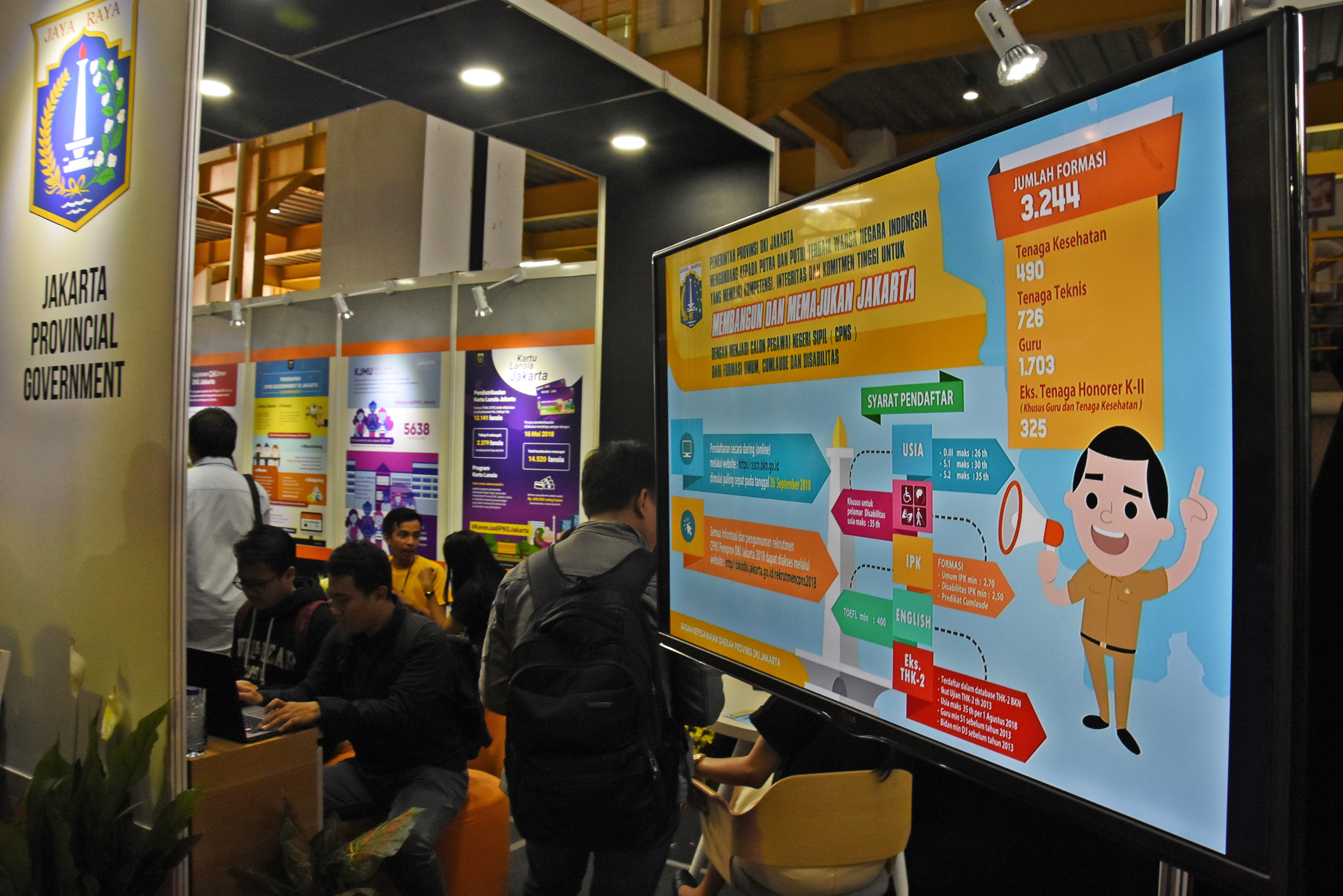 Pencari kerja mendaftar rekrutmen CPNS di stan Pemprov DKI pada 