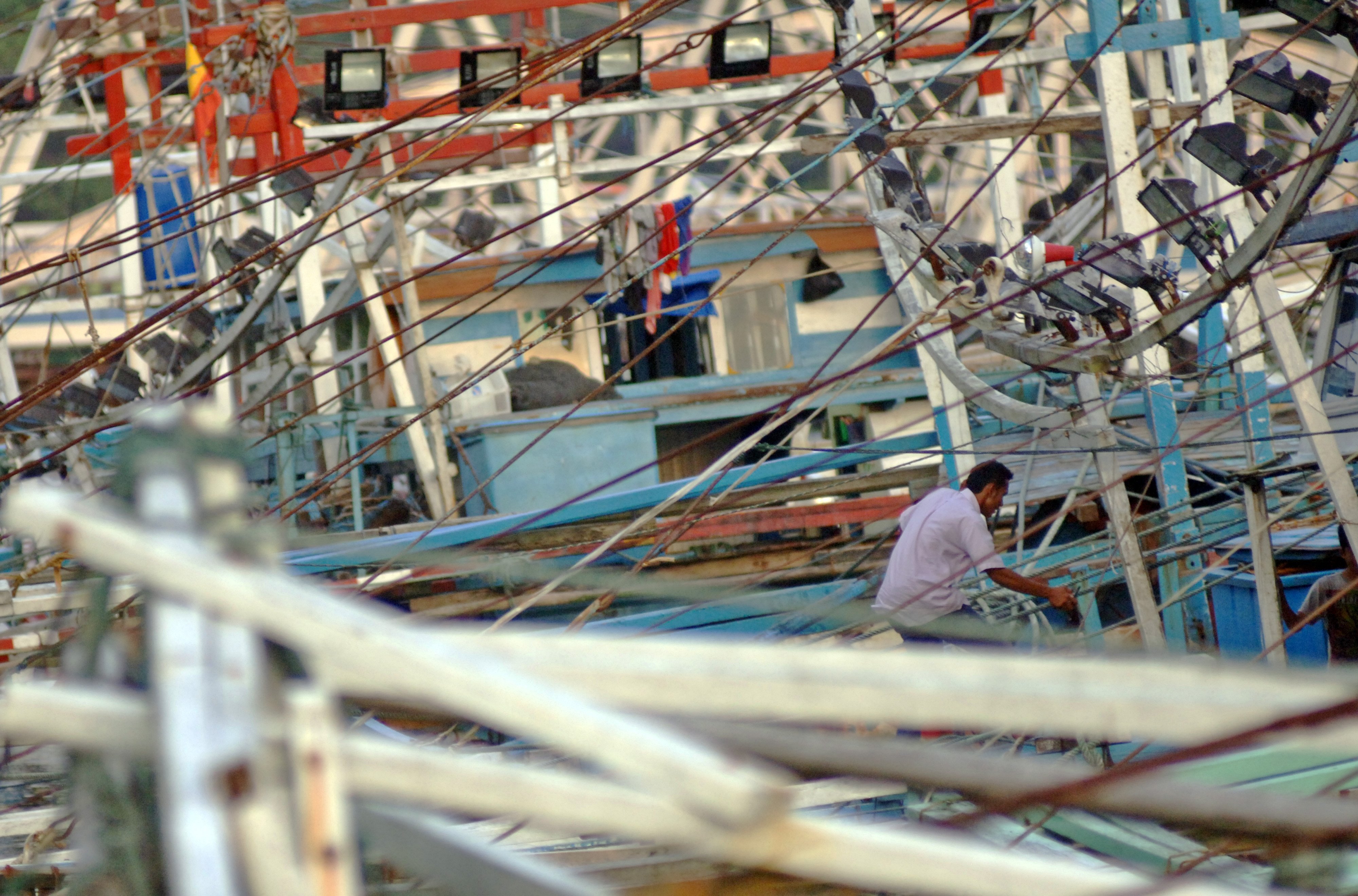 Nelayan berada di kapal bagan mereka yang bersandar di Muara Penjalinan, Padang, Sumatera Barat, 