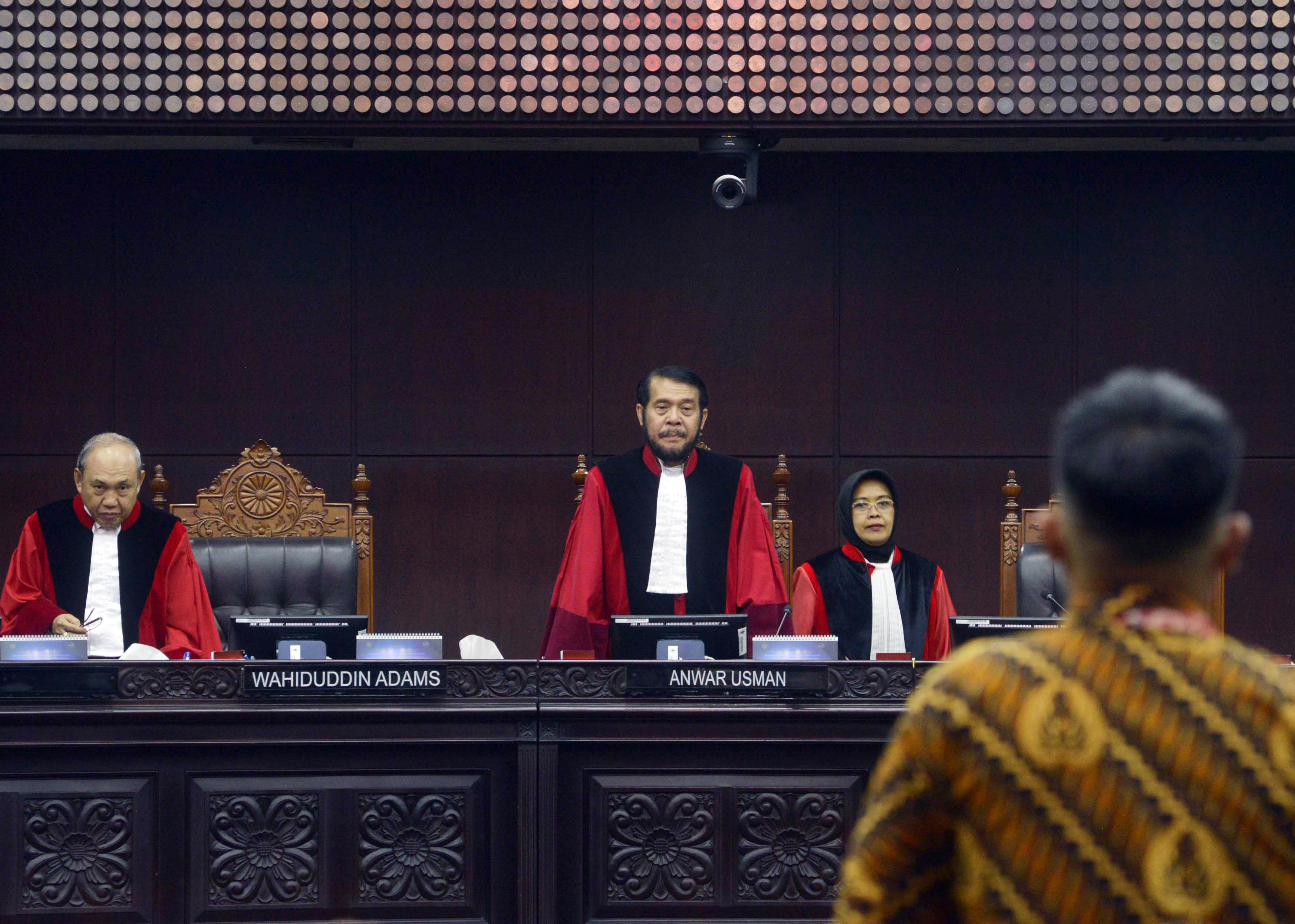  Ketua Majelis Hakim Mahkamah Konstitusi (MK) Anwar Usman (tengah)