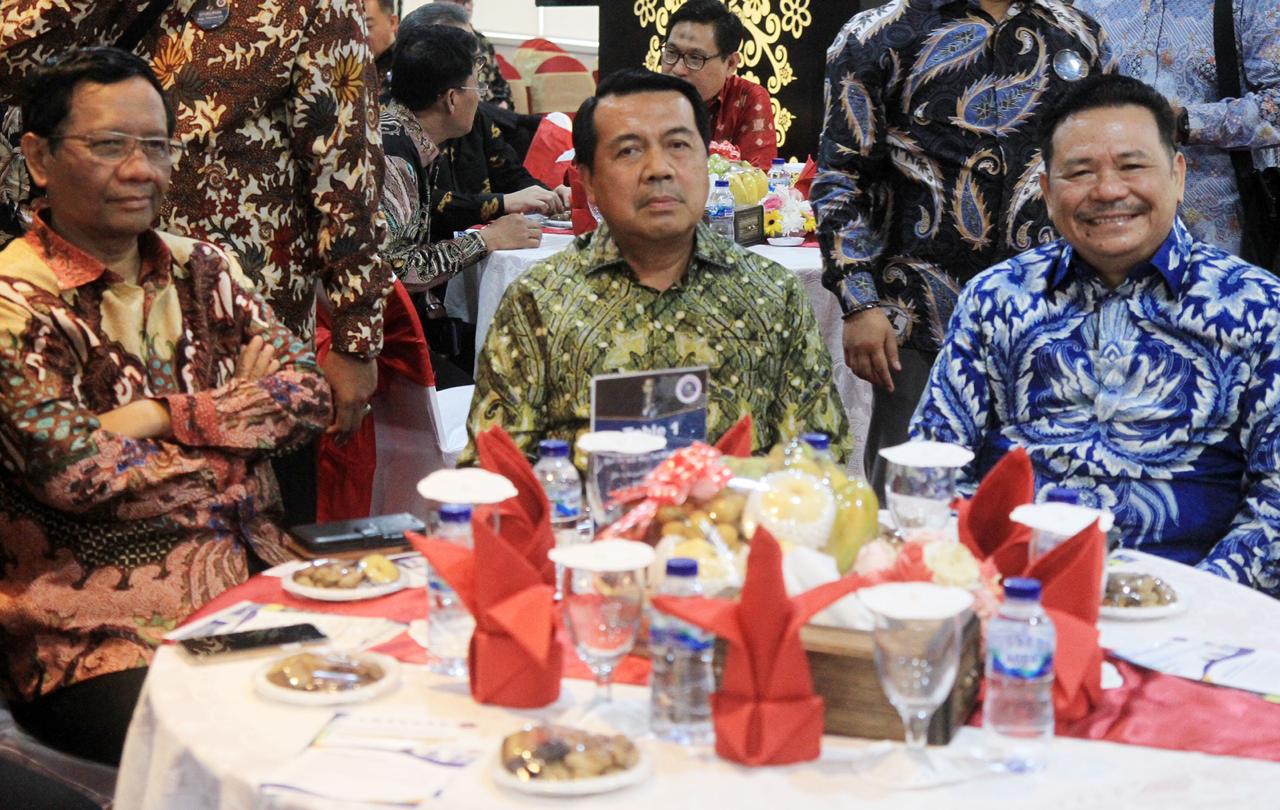 Dari kiri : Menko Polhukam Mahfud MD, Wakil Ketua Umum Peradi Sutrisno, dan pendiri Peradi Otto Hasibuan.