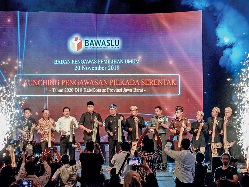 Gubernur Jawa Barat Ridwan Kamil (tengah) bersama Ketua Bawaslu Jabar Abdullah Dahlan (keenam kanan) dan Ketua KPU Jabar Rifqi Ali Mubarok.