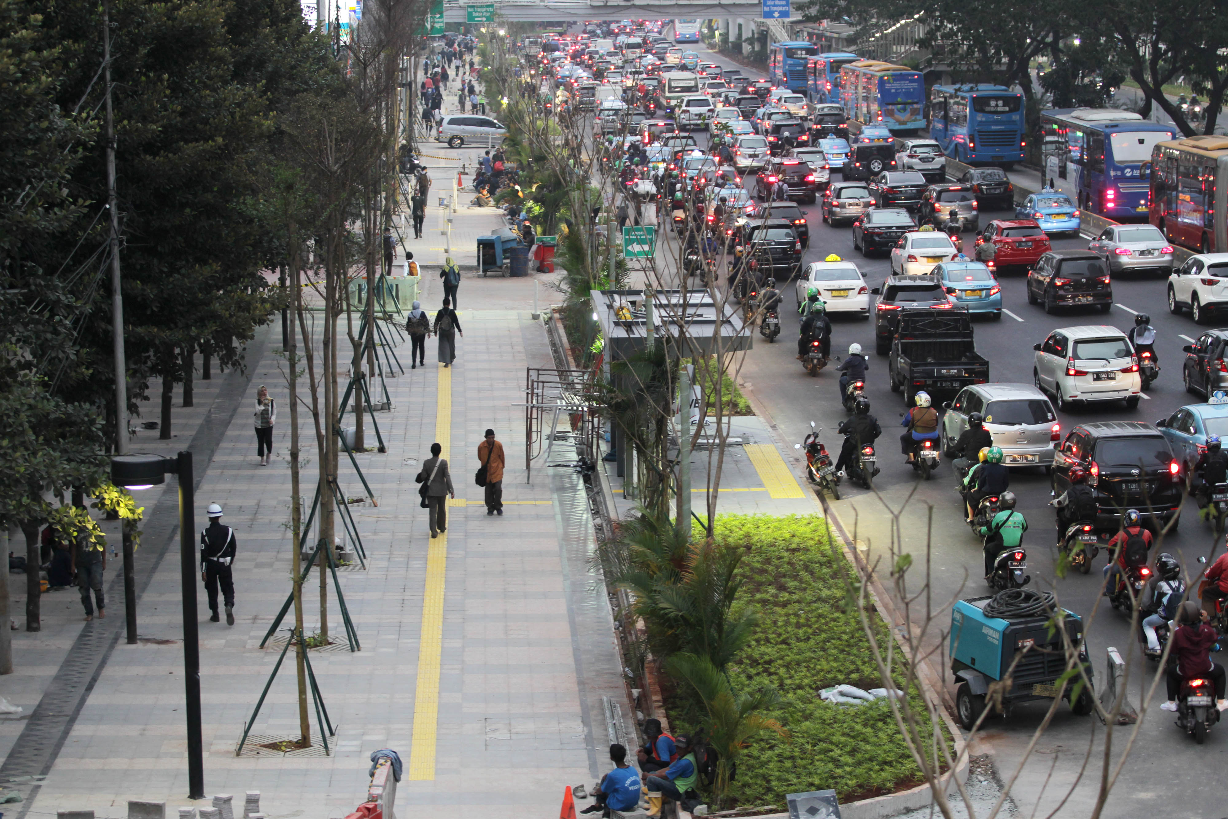 Trotoar di kawan Jl. MH Thamrin Jakarta.