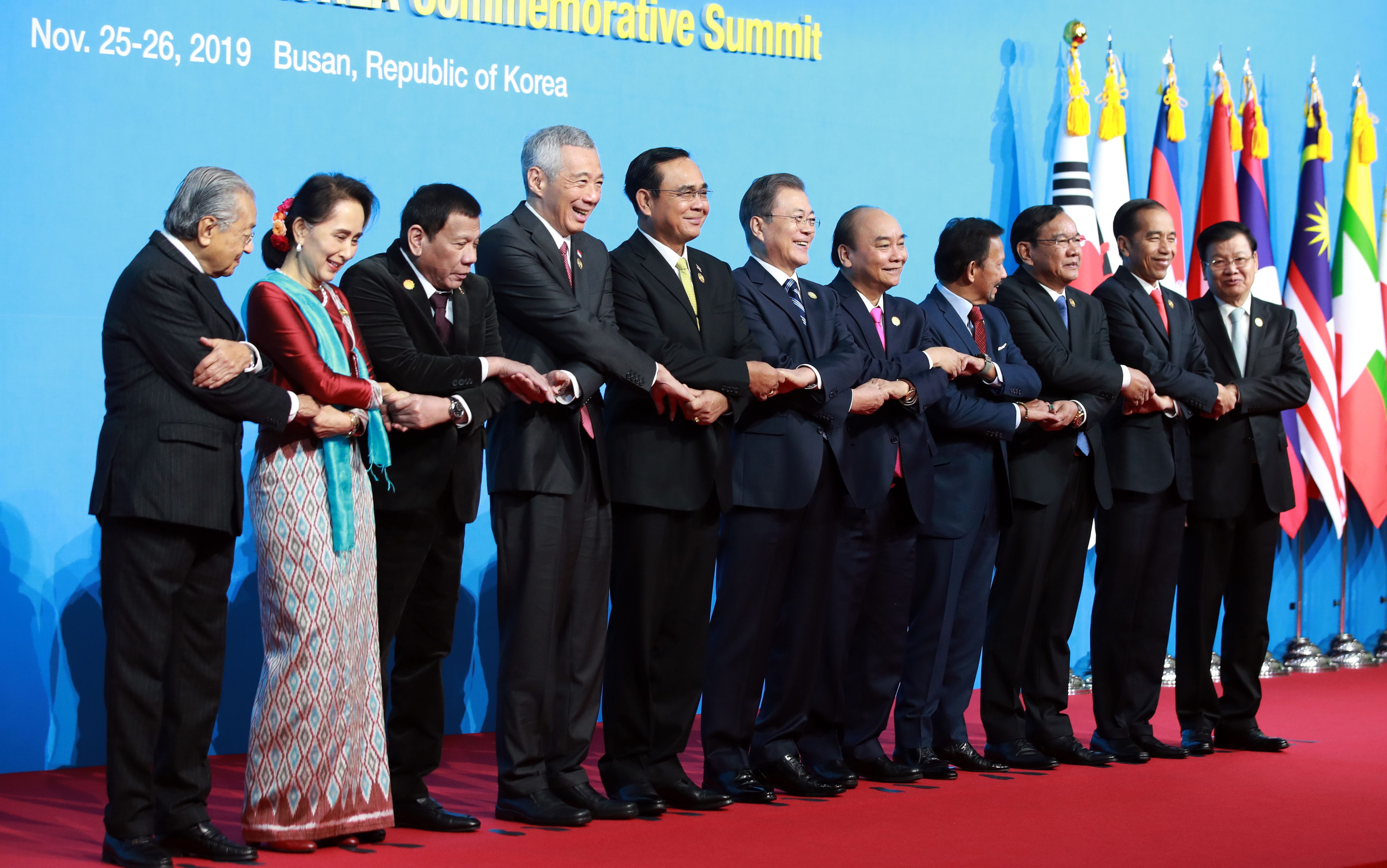 Presiden Joko Widodo (kedua dari kanan) berfoto bersama dengan para pemimpin negara ASEAN serta Presiden Korsel Moon Jae-in