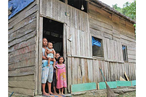 Darmayanti bersama anaknya belum pernah mendapatkan bantuan dari dana desa, warga Desa Andobeu Jaya, Anggomoare, Sulawesi Tenggara