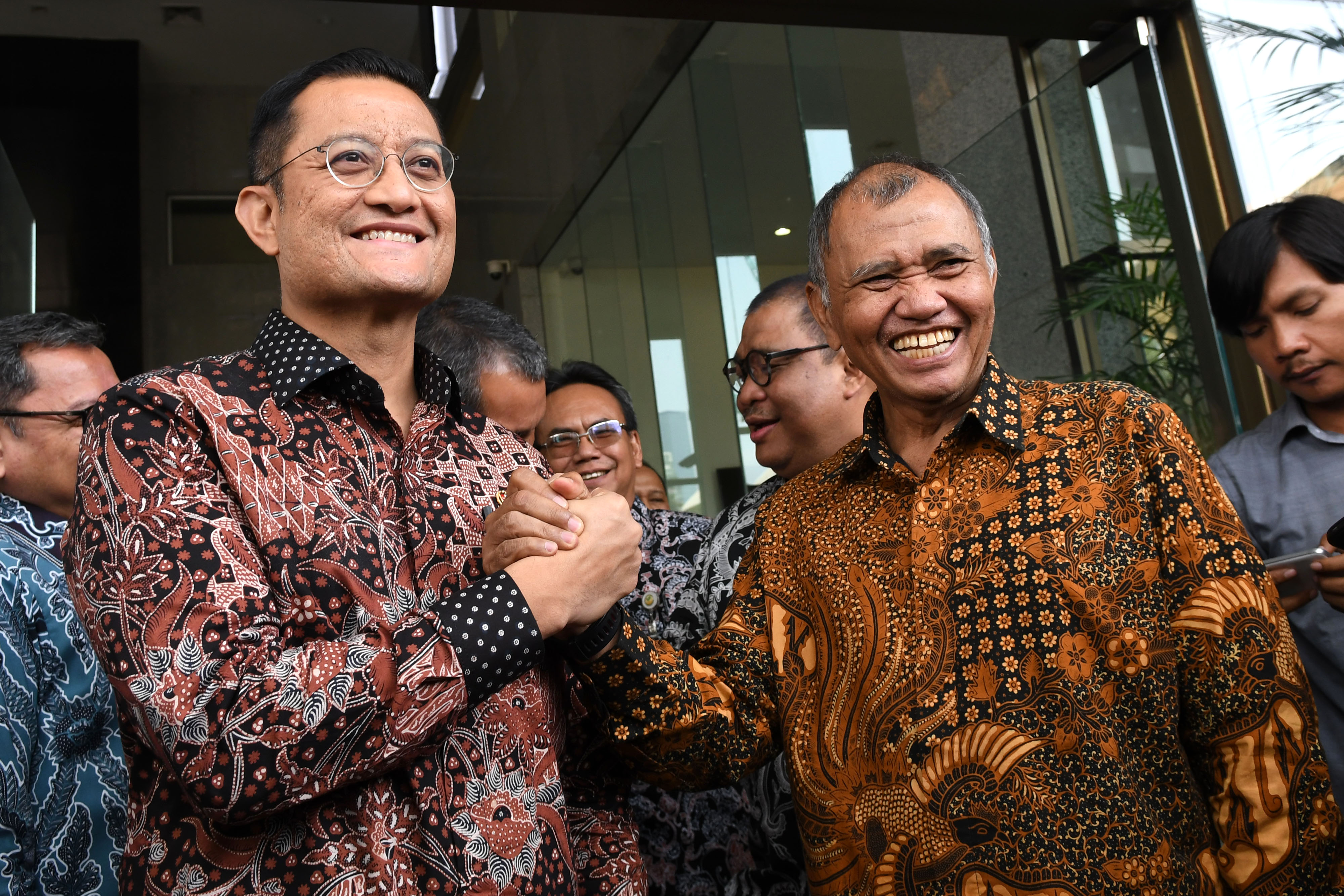 Menteri Sosial (Mensos) Juliari Batubara (kiri) berjabat tangan dengan Ketua Komisi Pemberantasan Korupsi (KPK) Agus Rahardjo (kedua kanan)