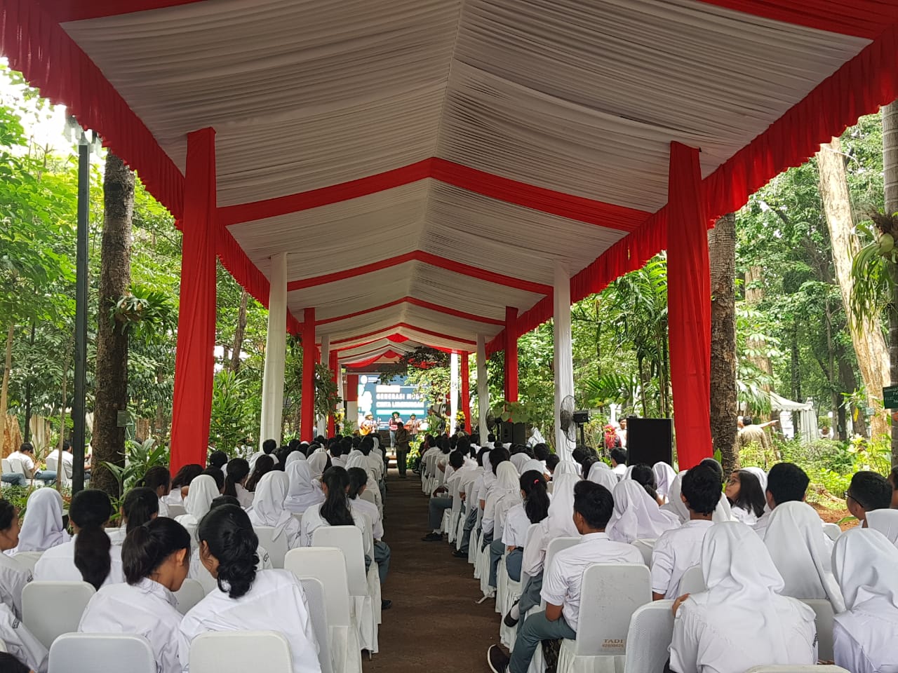 Siswa SMA di Jakarta mengikuti Festival Generasi Muda Cinta Lingkungan di kantor KLHK, Selasa (12/11).