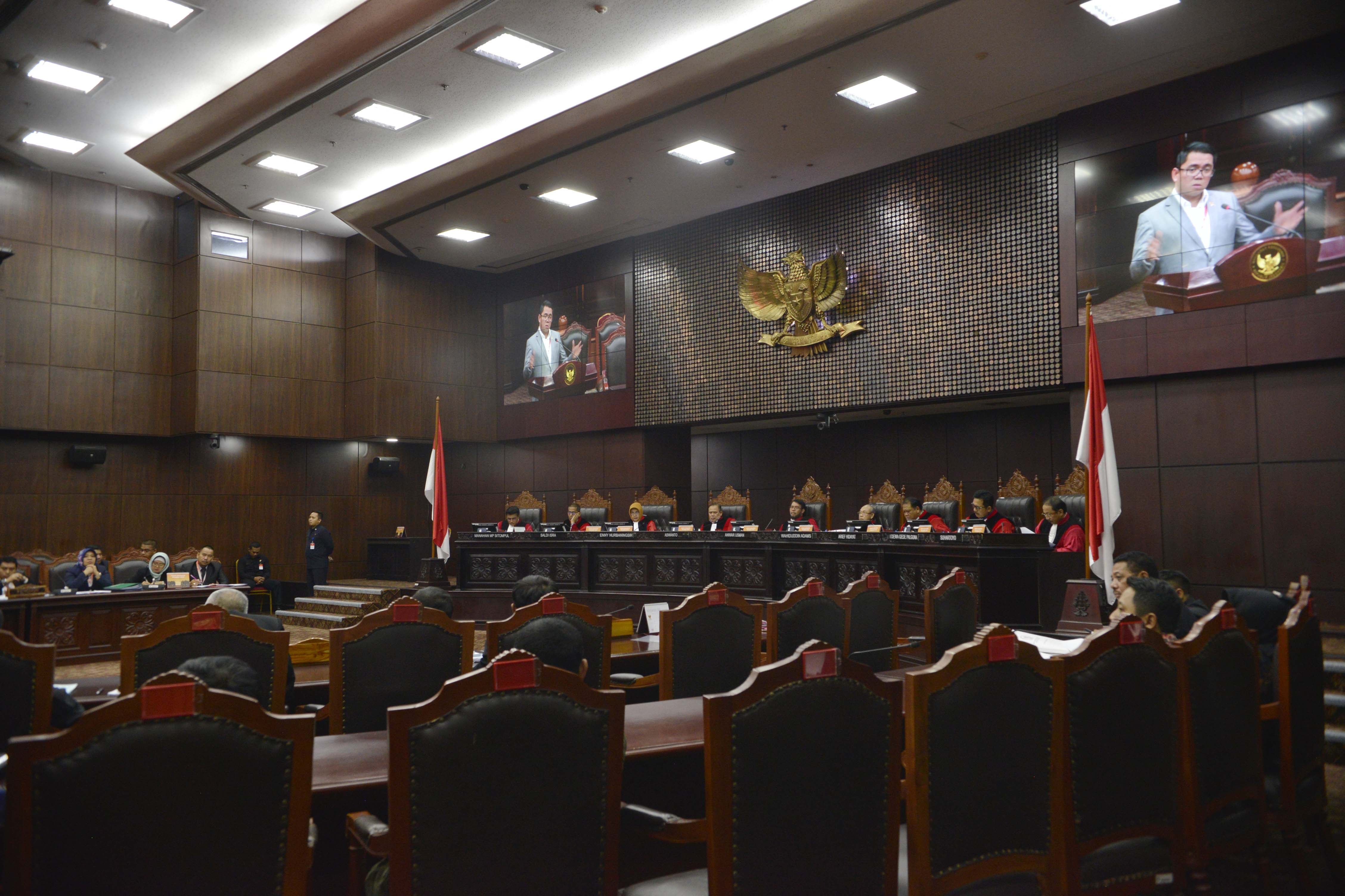 Sidang lanjutan uji materi UU KPK di Gedung Sidang Utama MK, Jakarta, hari ini.