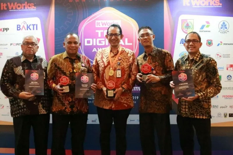 Direktur SDM,TI dan Kepatuhan Taspen, Mohamad Jufri (tengah), bersama pemenang lain menerima penghargaan Top Digital Awards 2019 di Jakarta,