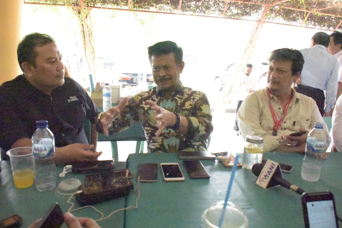 Menteri Pertanian Syahrul Yasin Limpo  (tengah) saat berbincang dengan wartawan di lingkungan Kementerian Pertanian, Rabu (20/11).