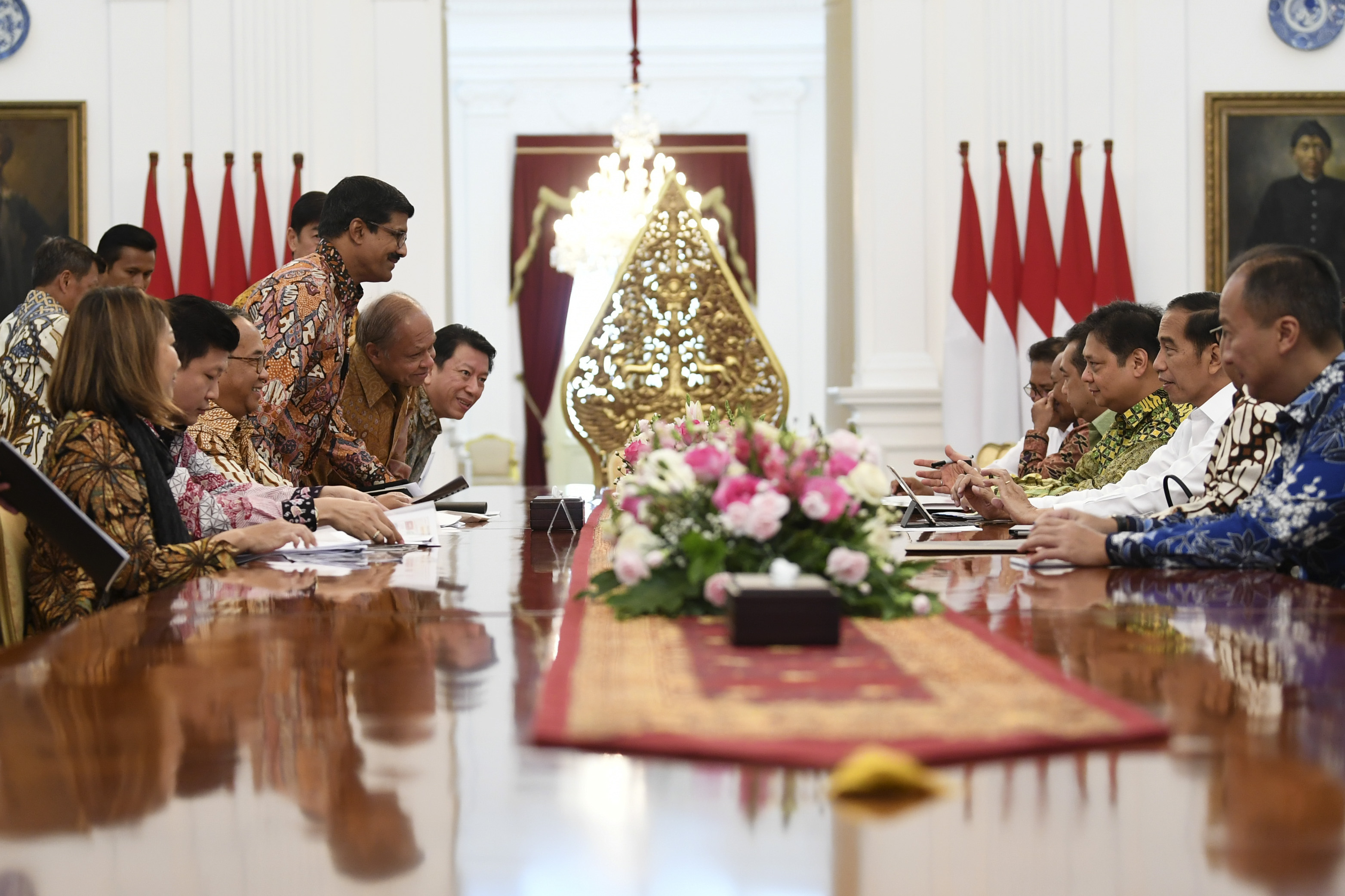 Presiden Joko Widodo (kedua kanan) menerima pengurus API dan APSyFI di Istana Merdeka Jakarta, Kamis (21/11).