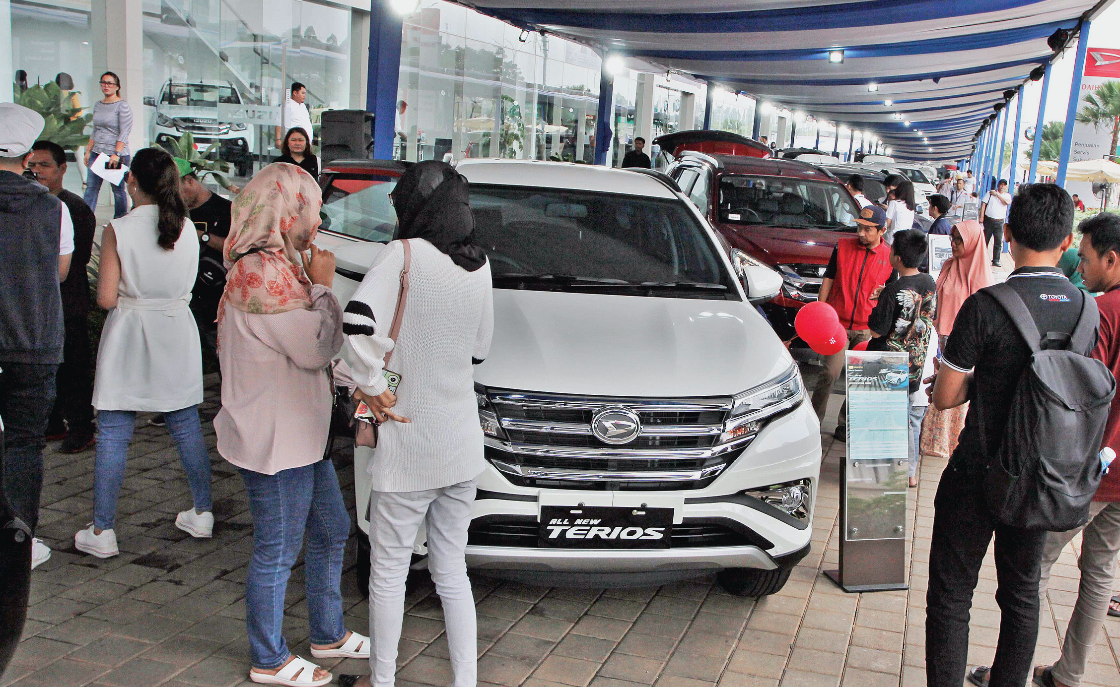 Pengunjung melihat mobil Daihatsu Terios yang dipamerkan dalam Astra Auto Fest di Astra Biz Center, Serpong, Tangerang Selatan, Banten 
