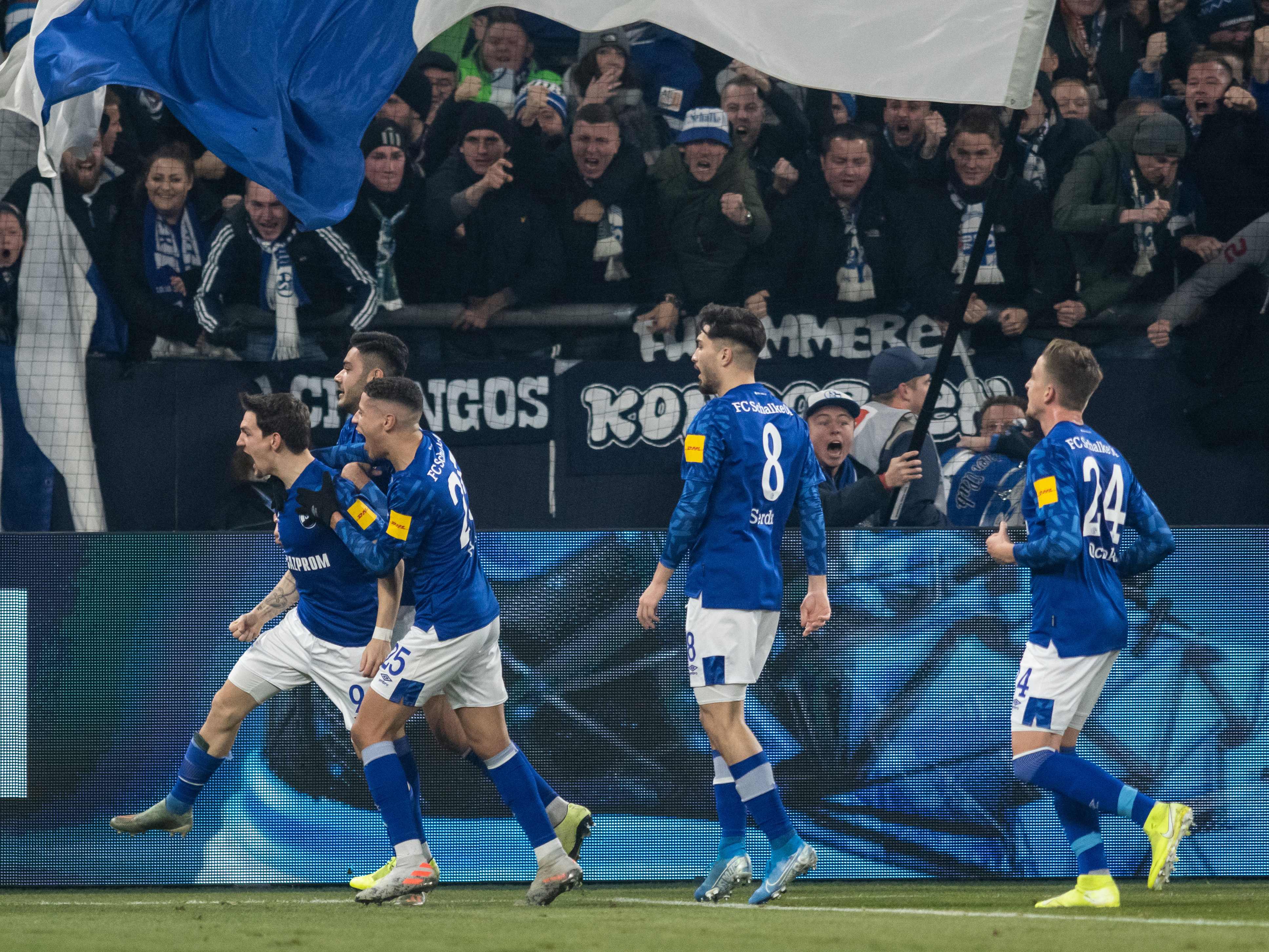 Para pemain Schalke melakukan selebrasi usai mencetak gol ke gawang Union Berlin.