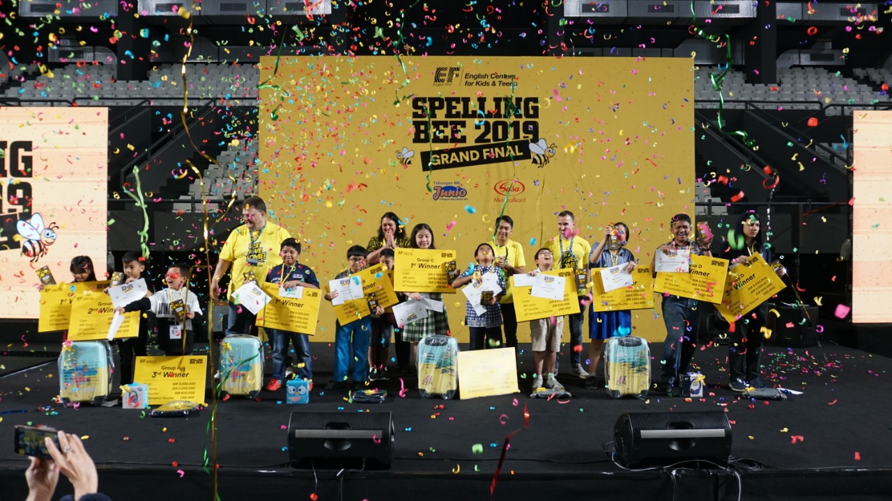 Para peserta yang meraih penghargaan kompetisi EF Spelling Bee 2019 di Tennis Indoor Senayan, Jakarta, Minggu (24/11).
