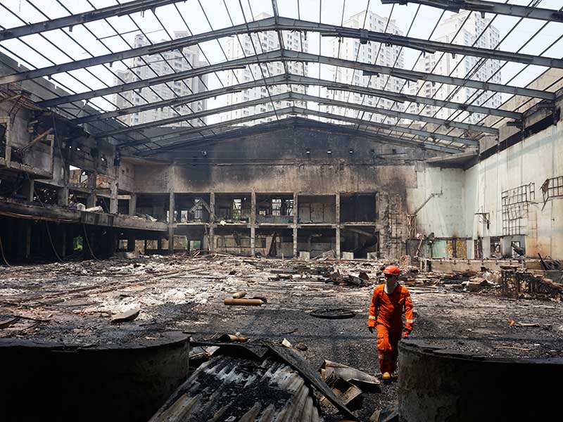 Petugas pemadam melakukan pengecekan pascakebakaran di Gedung Hailai, Ancol, Jakarta Utara, Selasa (5/11/2019). 