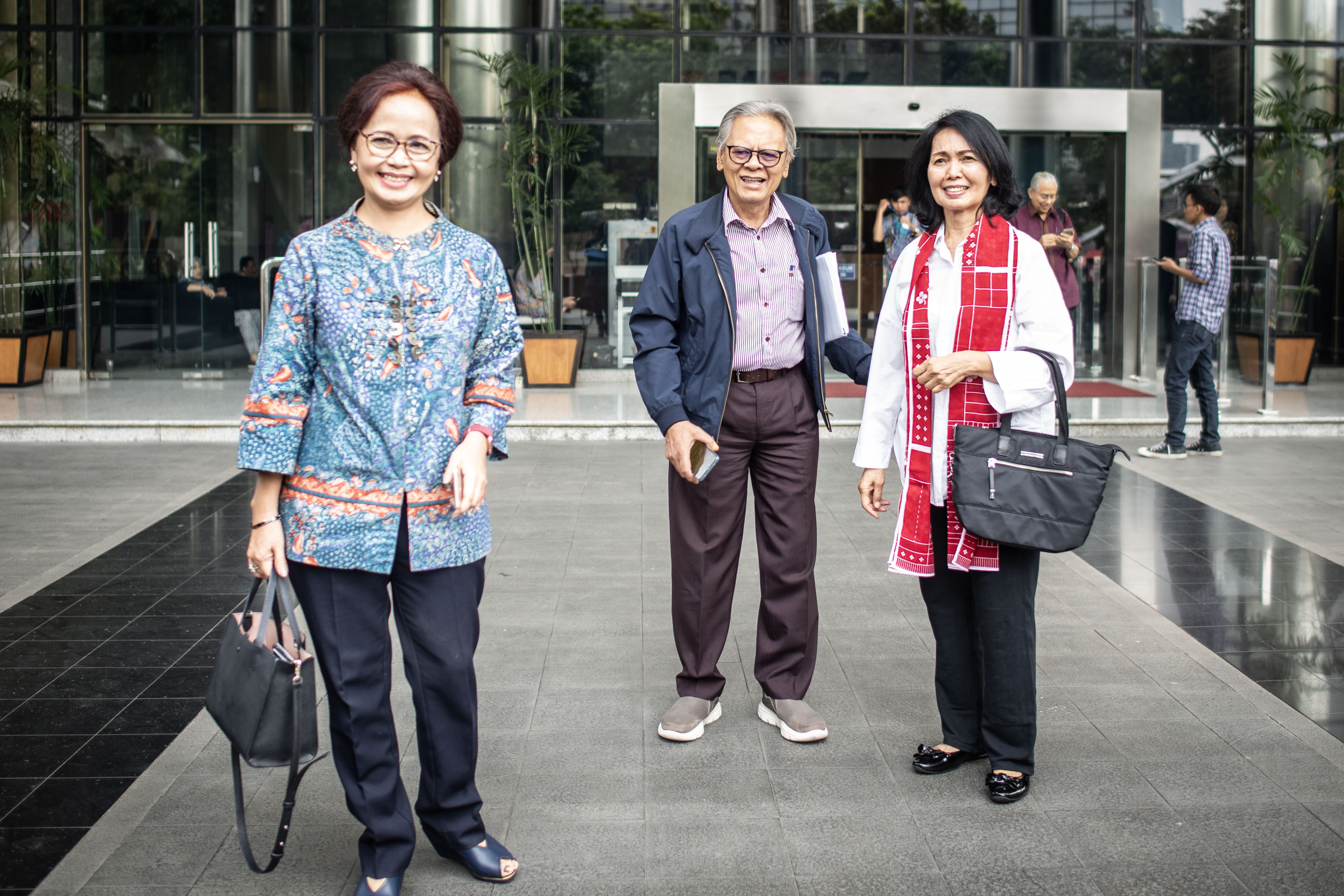 Mantan pimpinan KPK Erry Riyana Hardjapamekas (tengah), mantan anggota pansel KPK Betti Alisjahbana (kiri) dan Omi Komaria.