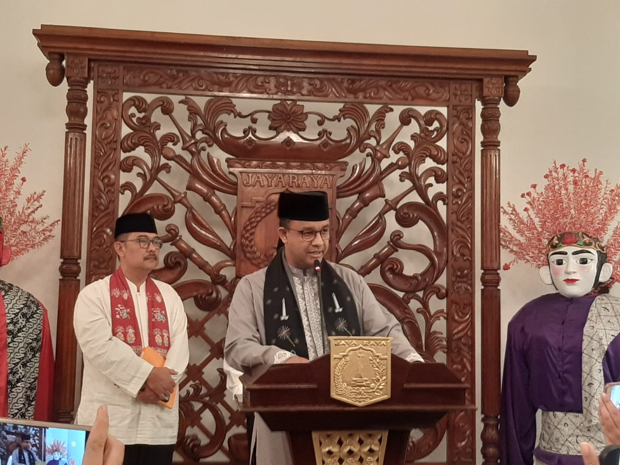 Gubernur DKI Jakarta Anies Baswedan (kanan) bersama Kepala Bappeda Pemprov DKI Jakarta Mahendra.