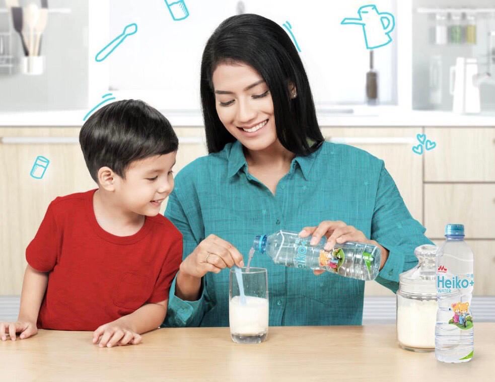 Penggunaan air mineral yang dicampurkan dengan ASI berisiko terhadap kesehatan anak dan bayi. 