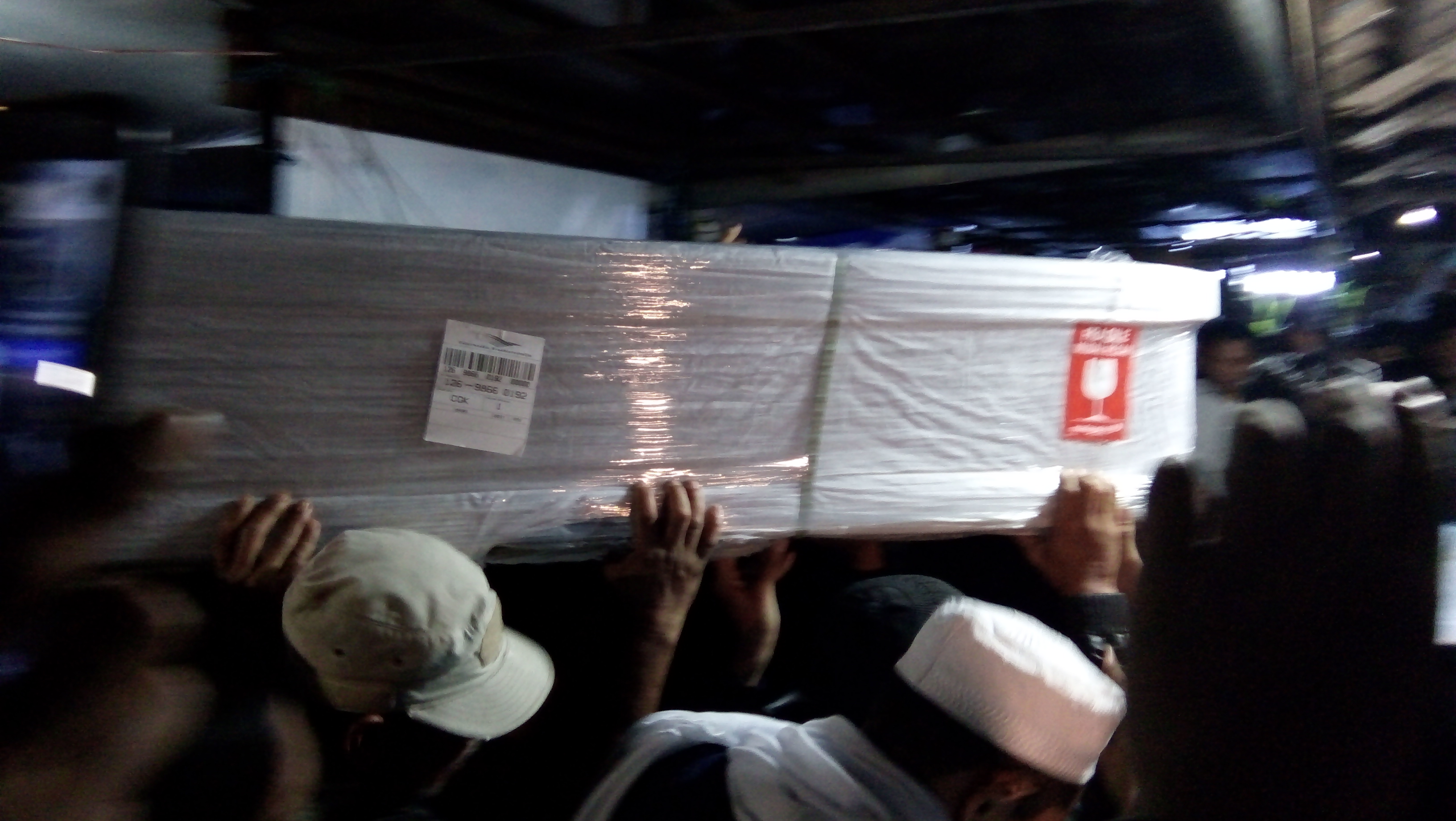 Kedatangan jenazah pembalap asal Tasikmalaya  Afridza Syach Munandar di rumah duka, Senin (5/11) malam. 