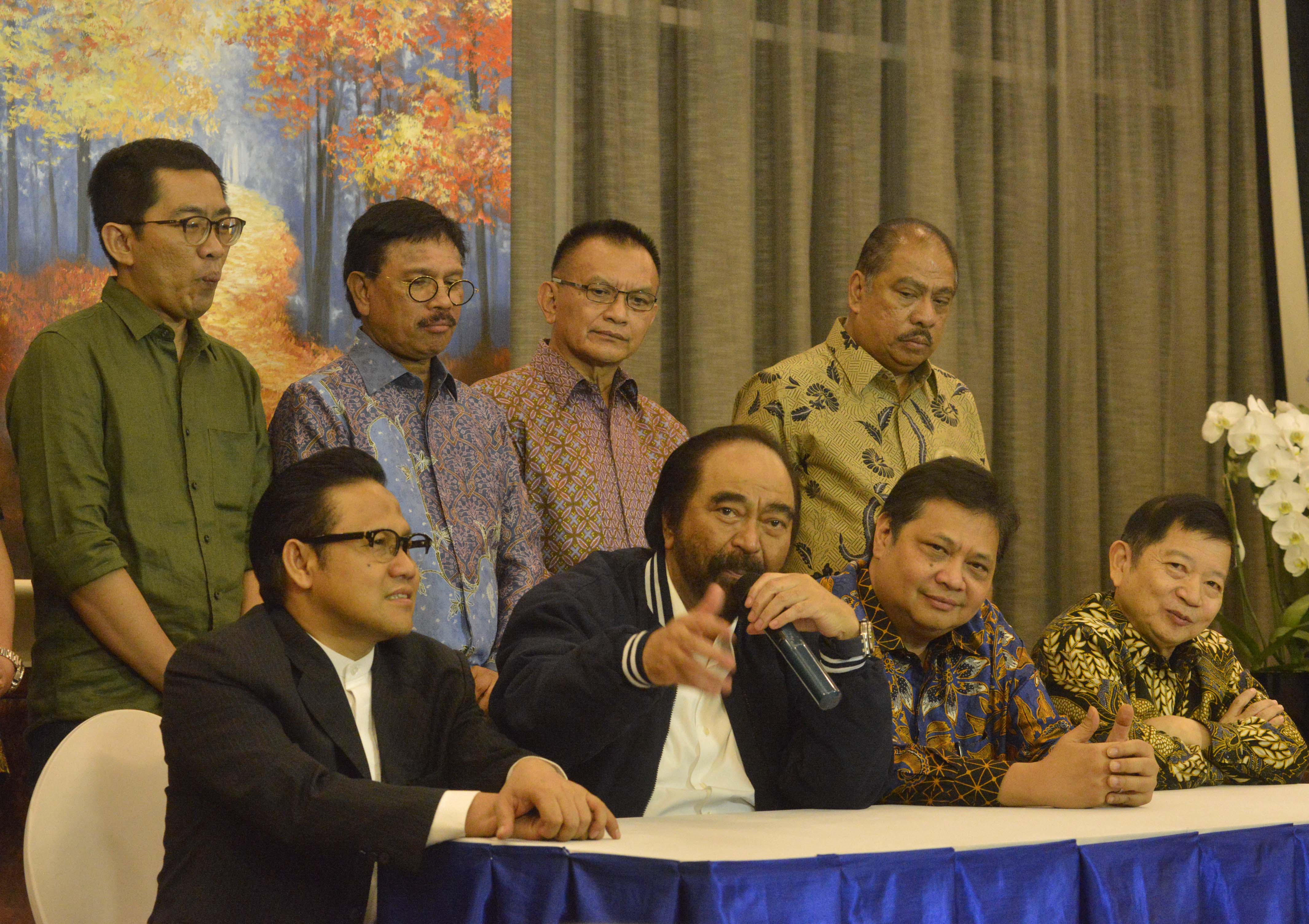  Ketua Umum Pafrtai NasDem Surya Paloh (kedua dari kiri depan) bersama dengan ketua-ketua partai pendukung Jokowi-Amin.