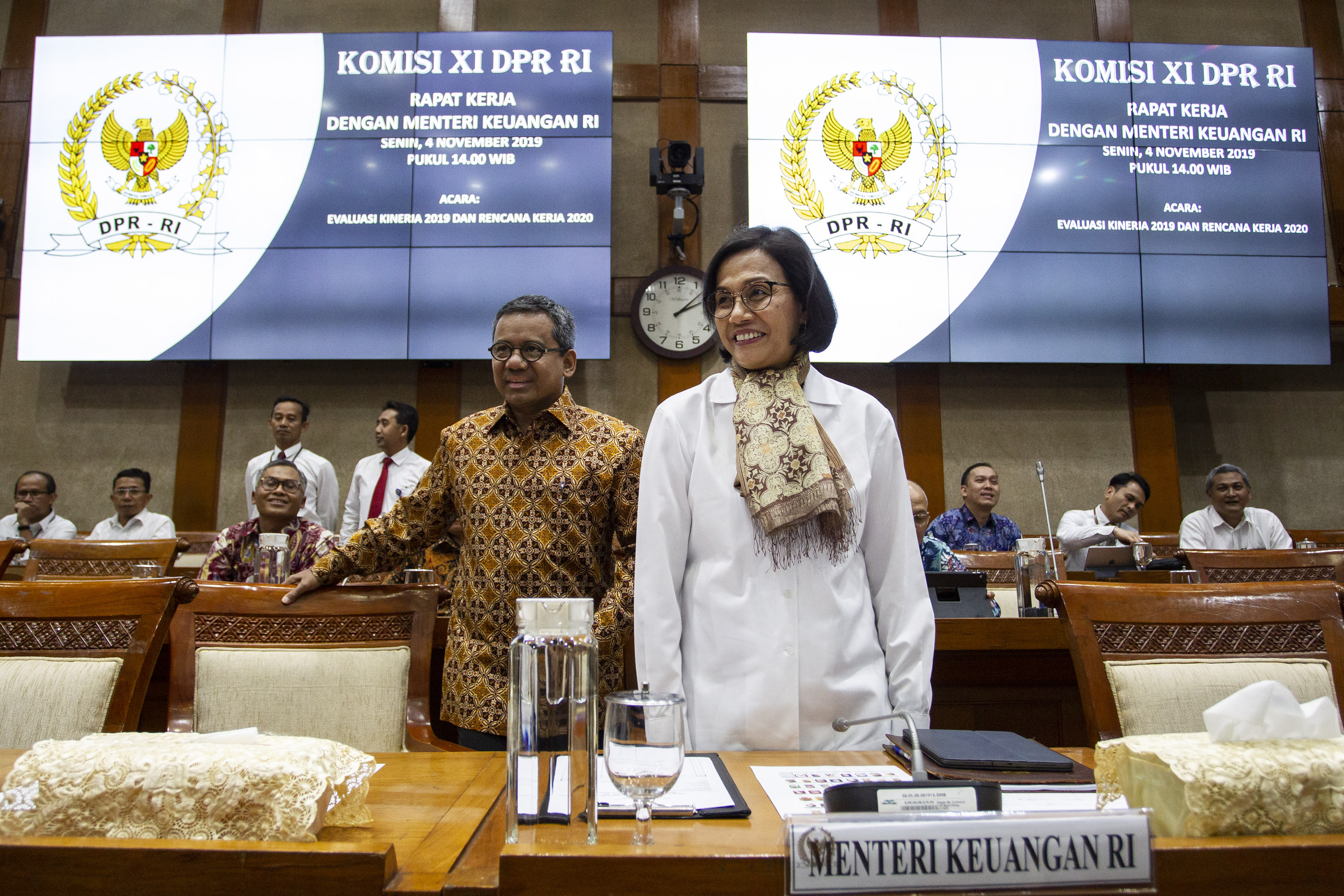 Menkeu Sri Mulyani Indrawati (kanan) bersiap mengikuti rapat kerja dengan Komisi XI DPR di Kompleks Parlemen, Senayan, Jakarta, hari ini.