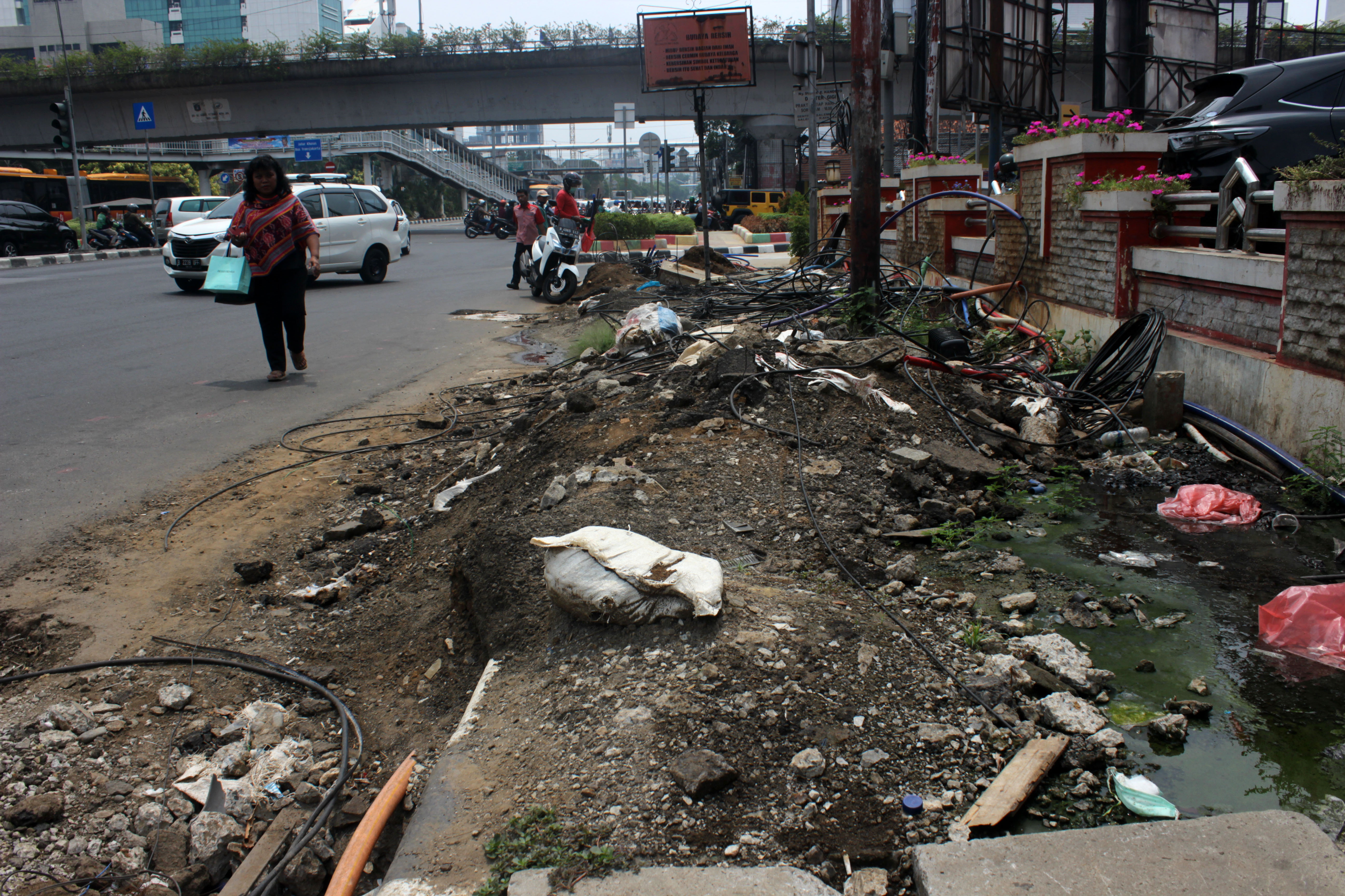 Warga melintas di Trotoar Salemba Raya, Jakarta Pusat, Selasa (12/11). 