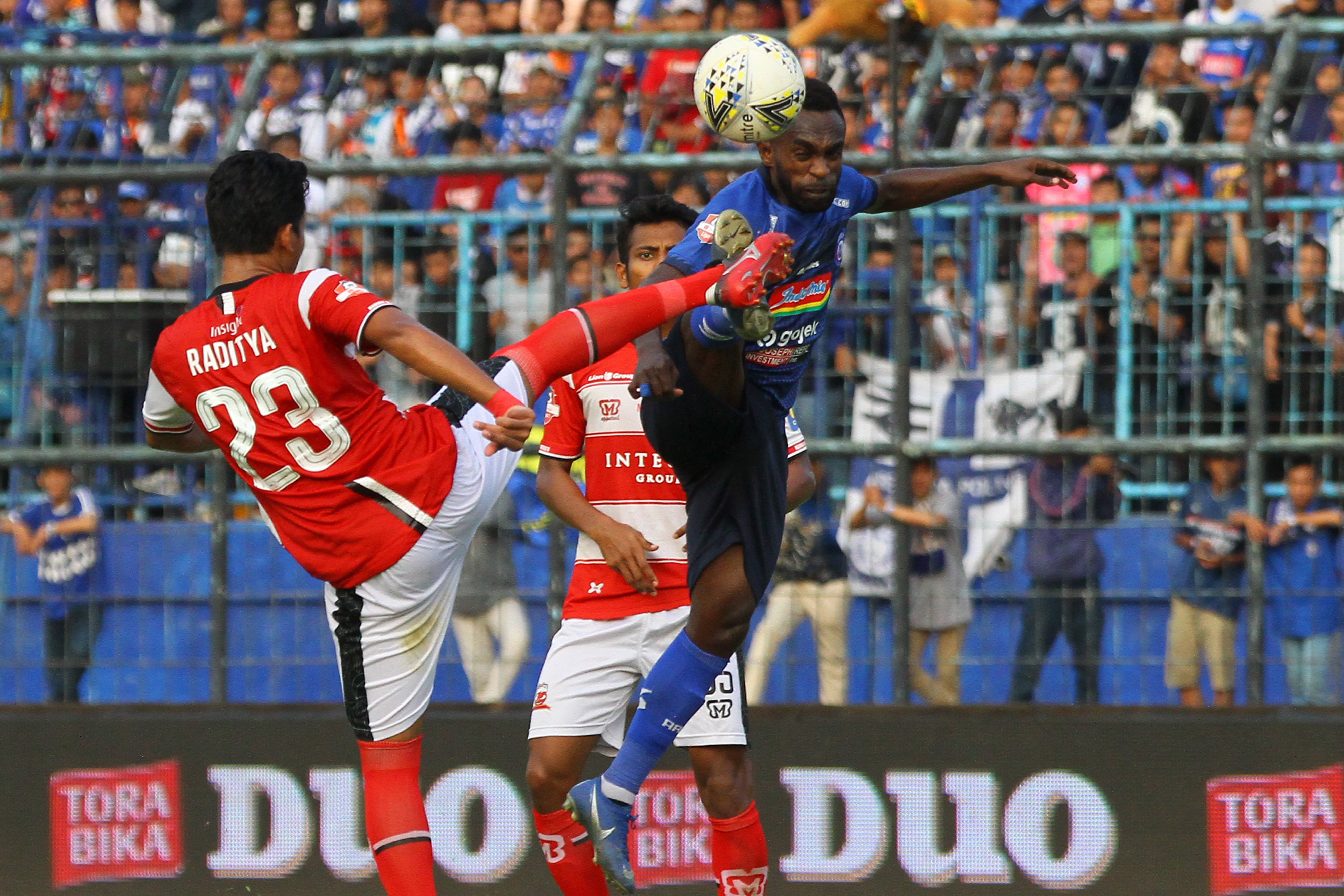 Pemain Arema FC, Riki Kayame (kanan) dan Kadek Raditya Maheswara dari Madura United (kiri) saat laga di Stadion Kanjuruhan, Malang.