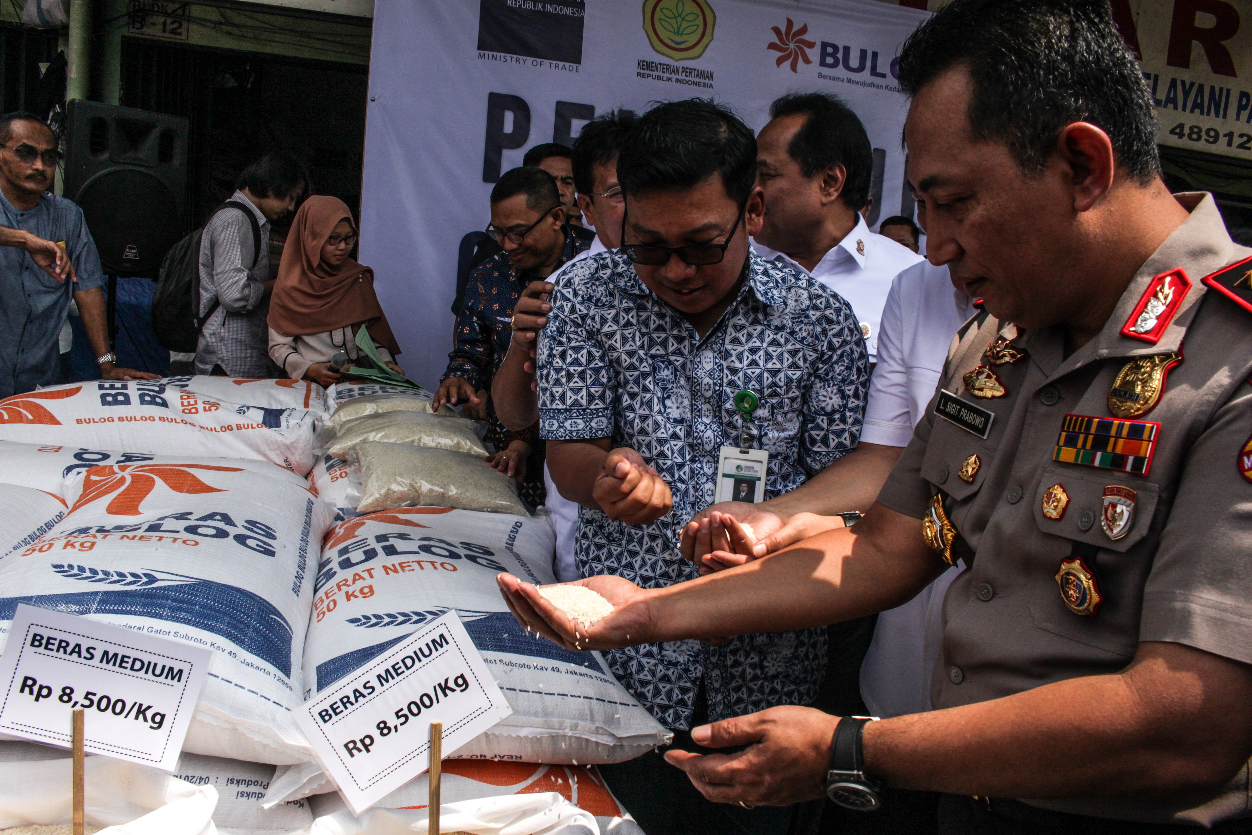 Kadiv Propam Mabes Polri Irjen Pol Listyo Sigit Prabowo (kanan) saat mengecek beras di Pasar Induk Cipinang, Jakarta Timur.