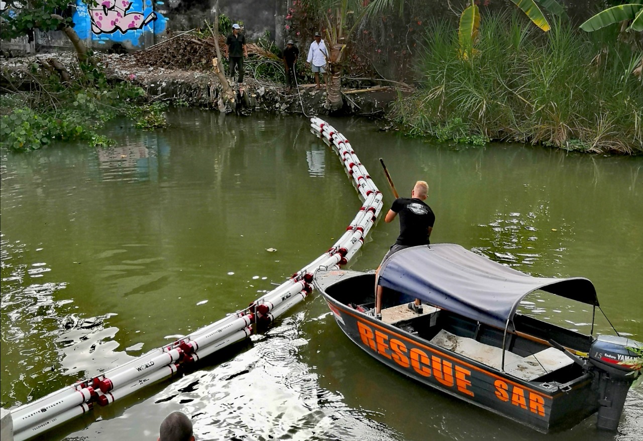 Trash booms, teknologi terjangkau untuk jebakan sampah, yang dipasang di Sungai Ye Poh di Desa Kerobokan Kelod, Bali.