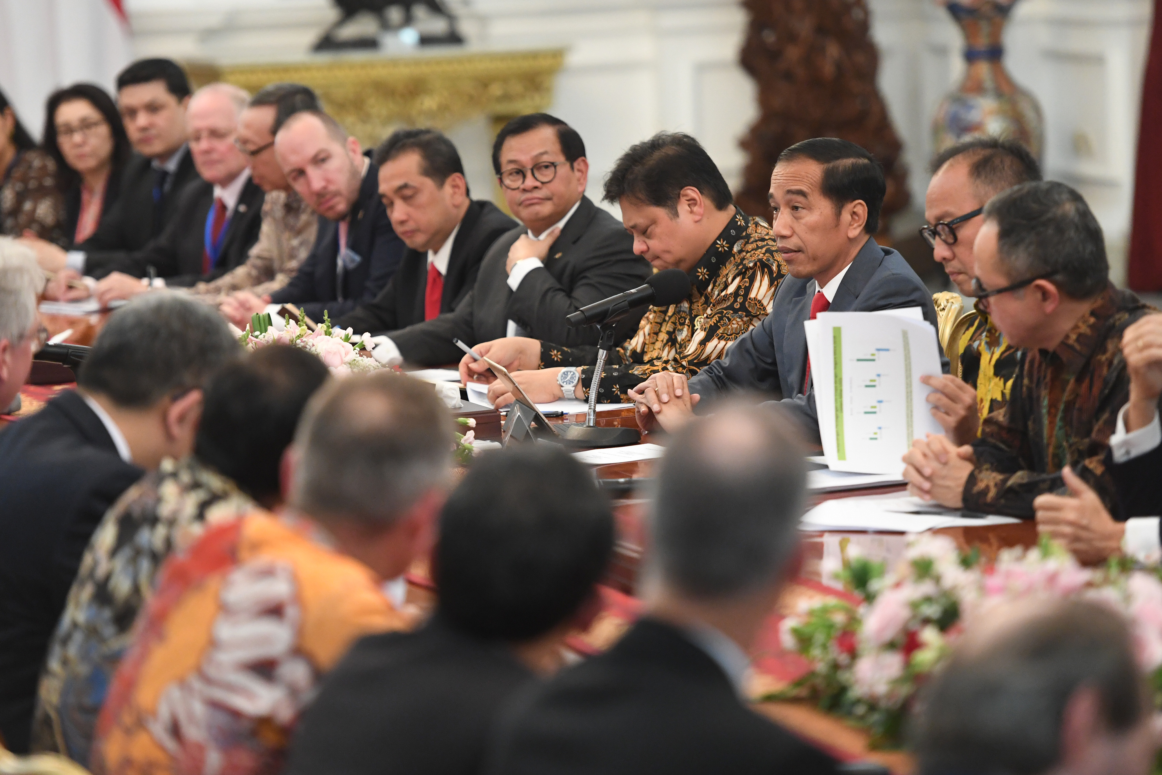 Presiden Joko Widodo (ketiga kanan) berbincang dengan delegasi EU-ASEAN Business Council di Istana Merdeka, Jakarta, hari ini.