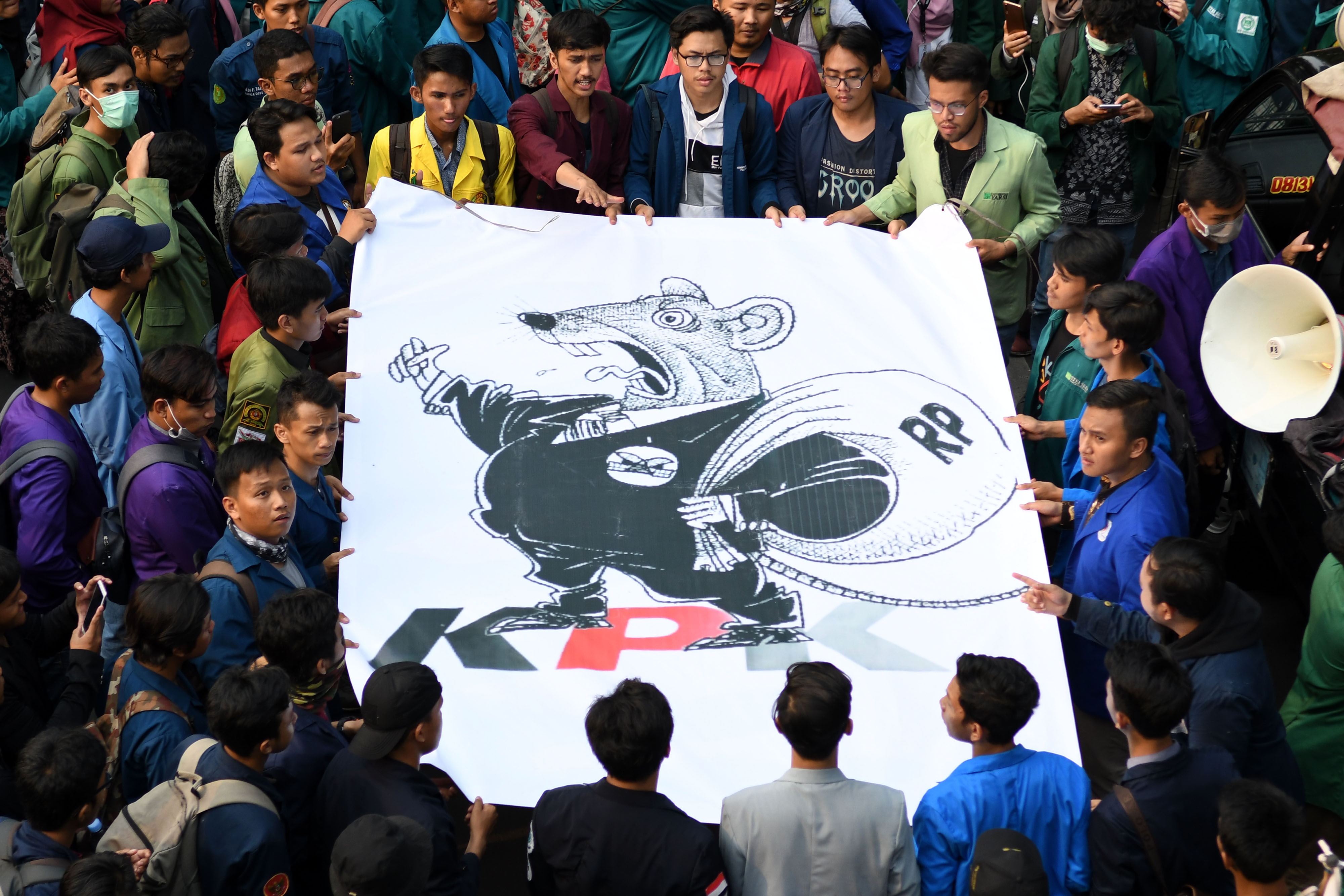 Pengunjuk rasa menuntut Presiden Joko Widodo mengeluarkan Perppu UU KPK. Saat in masih dilakukan uji materii UU KPK di Mahkamah Konstitusi.