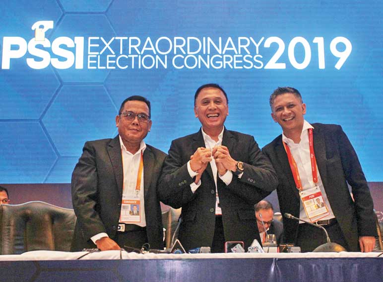 Ketua Umum PSSI terpilih periode 2019-2023, M Iriawan (tengah), berjabat tangan bersama dengan Wakil Ketua Umum PSSI Iwan Budianto (kanan) d