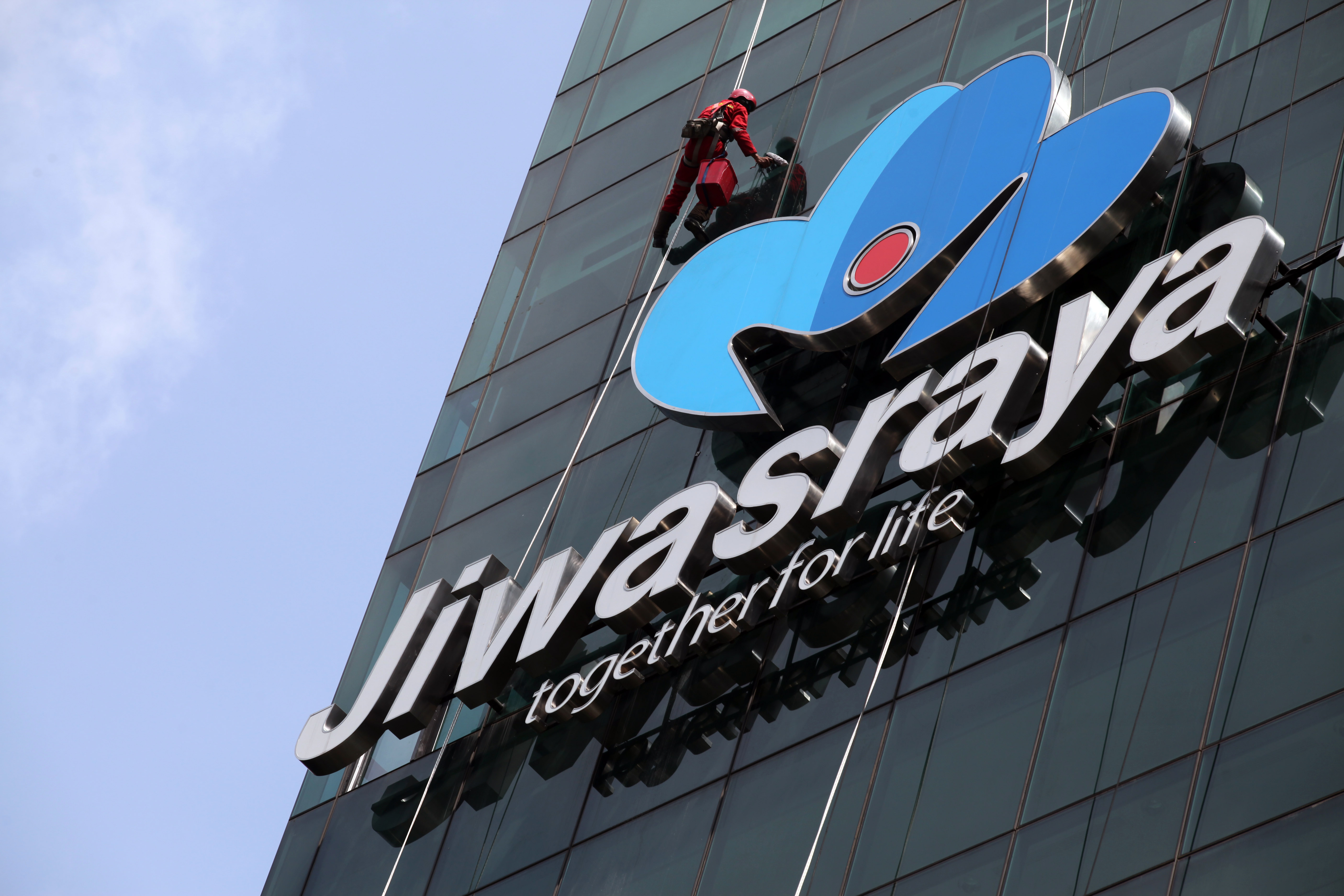 gedung berlogo Asuransi Jiwasraya 