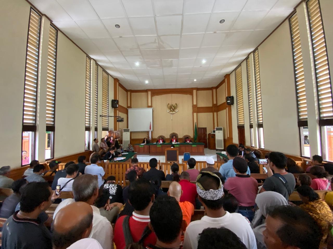 Bos Kuta Paradiso saat mendengarkan keputusan penolakan eksepsi dari Hakim PN Denpasar.